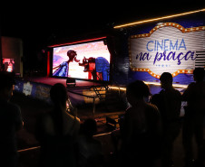 Caminhão do projeto Cinema na Praça exibindo a projeção do filme