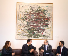 O governador Carlos Massa Ratinho Junior iniciou a nova missão internacional nesta segunda-feira (06) em Paris, na França, com um encontro com o presidente do Centro Georges Pompidou, Laurent Le Bon