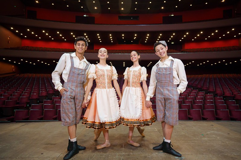 oBalé clássico e repertório brasileiro neste fim de semana no Guairão   #FimDoAnoNoGuaíra: Escola de Dança Teatro Guaíra apresenta espetáculo especial com mais de 100 alunos no palco. Orquestra Sinfônica do Paraná faz concerto com obras brasileiras e norte-americanas   No próximo fim de semana, o Teatro Guaíra apresenta dois espetáculos que fazem parte da programação especial de fim de ano: o balé João e Maria, da Escola de Dança Teatro Guaíra, e o concerto América Tropical, interpretado pela Orquestra Sinf