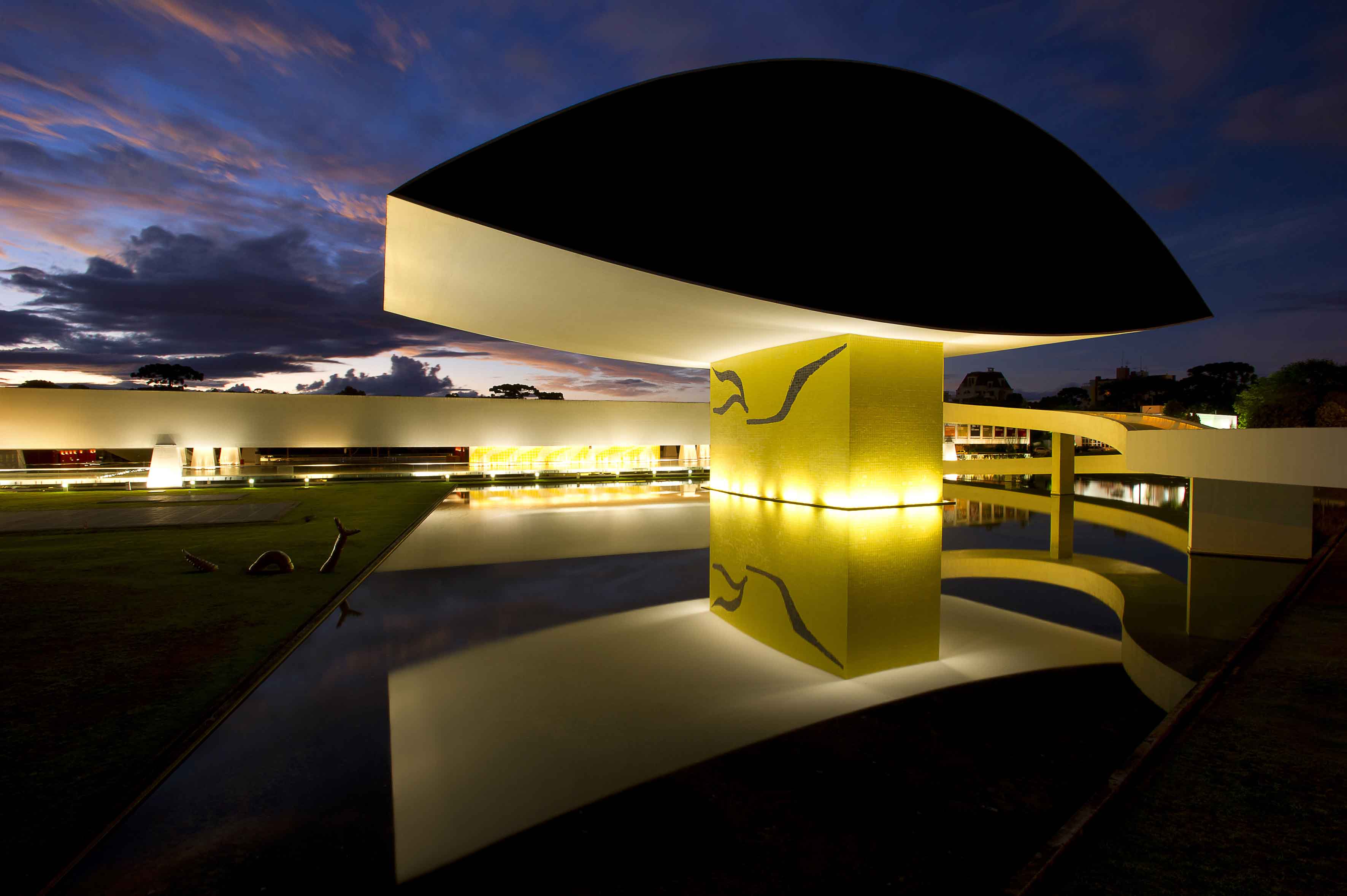 Museu Oscar Niemeyer. Foto Carlos Renato.