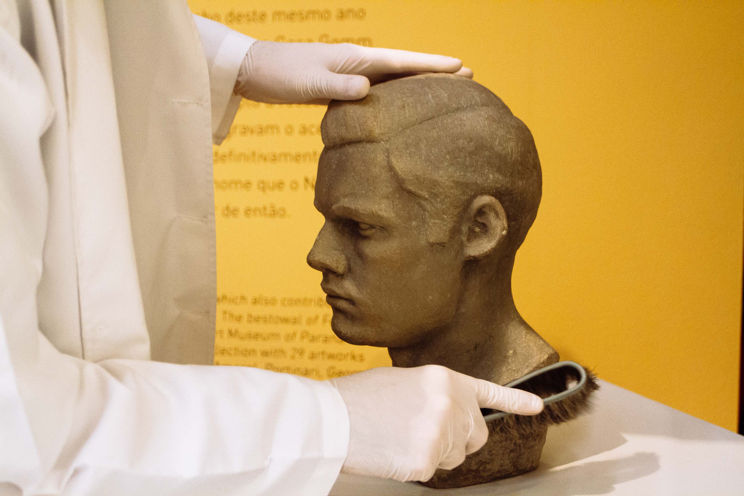 Trabalho de conservação das obras do MON segue intenso durante a quarentena. Foto Marcio Pimenta