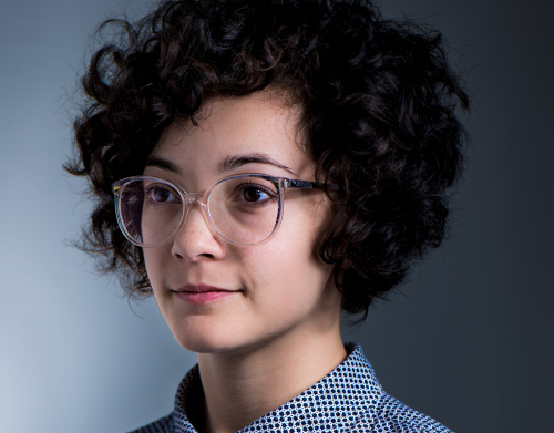 A diretora do MAC Paraná, Ana Rocha, em retrato de Ricardo Perini.