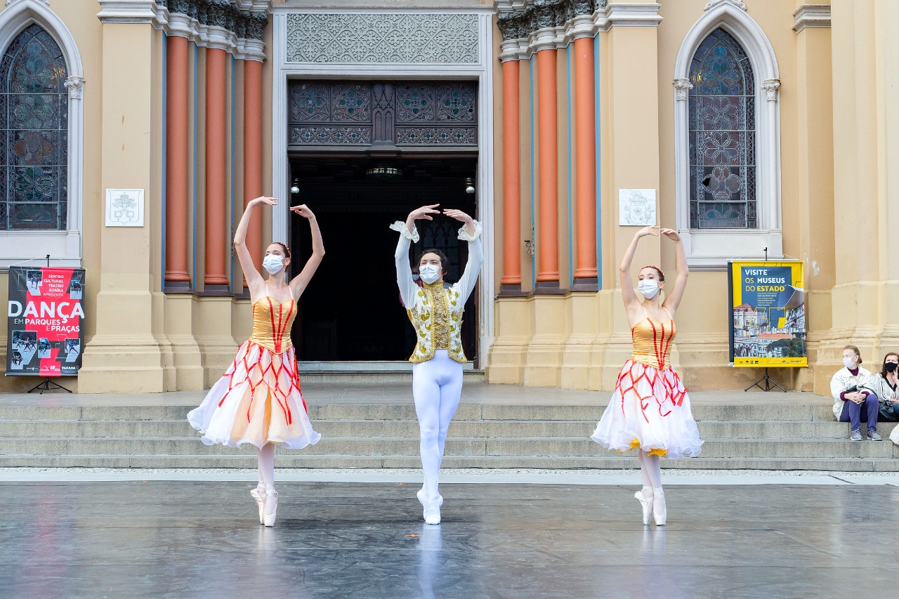 Escola de Dança do Teatro Guaíra se apresenta no Parque São Lourenço neste sábado