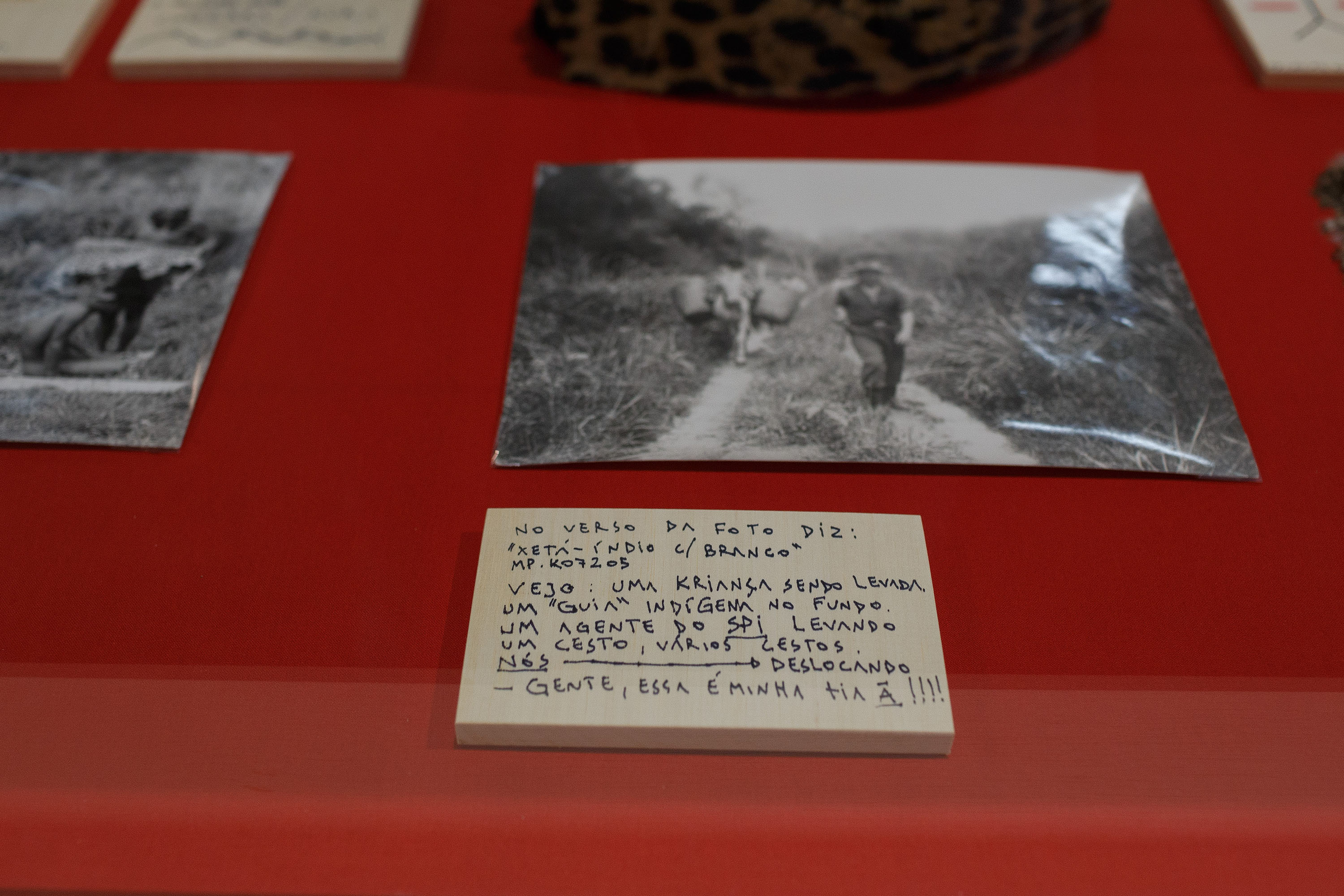 Detalhe das etiquetas feitas pelos artistas e convidados na exposição Retomada da imagem