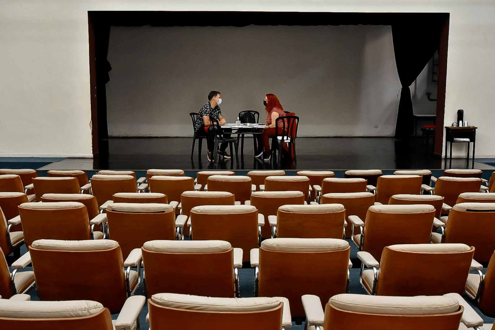 Trabalhadores da cultura são entrevistados para o Festival de Teatro de Curitiba