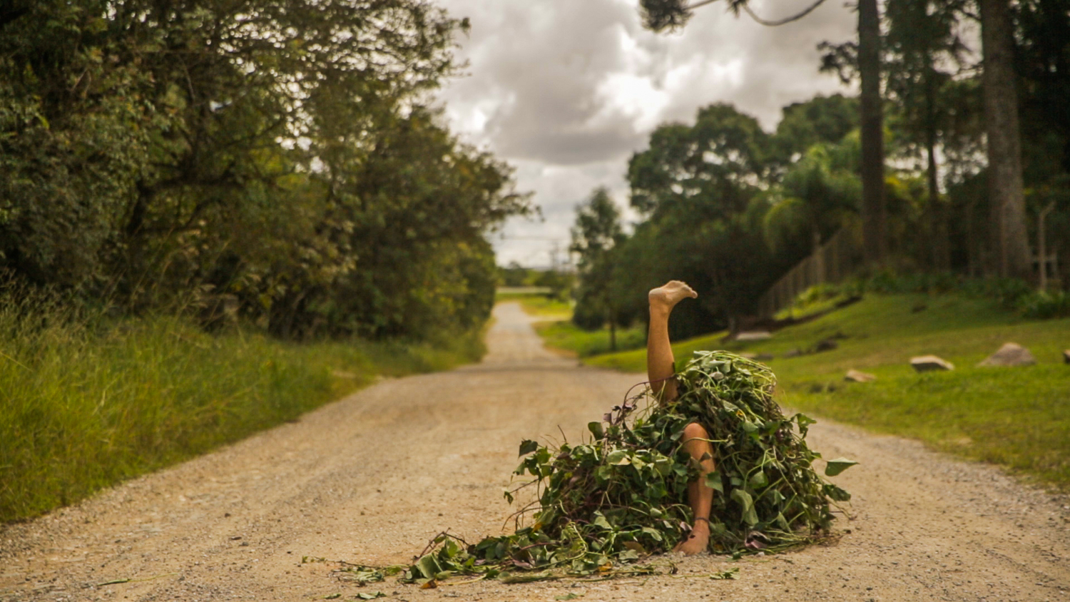 Bia Figueiredo na performance "Polvo"