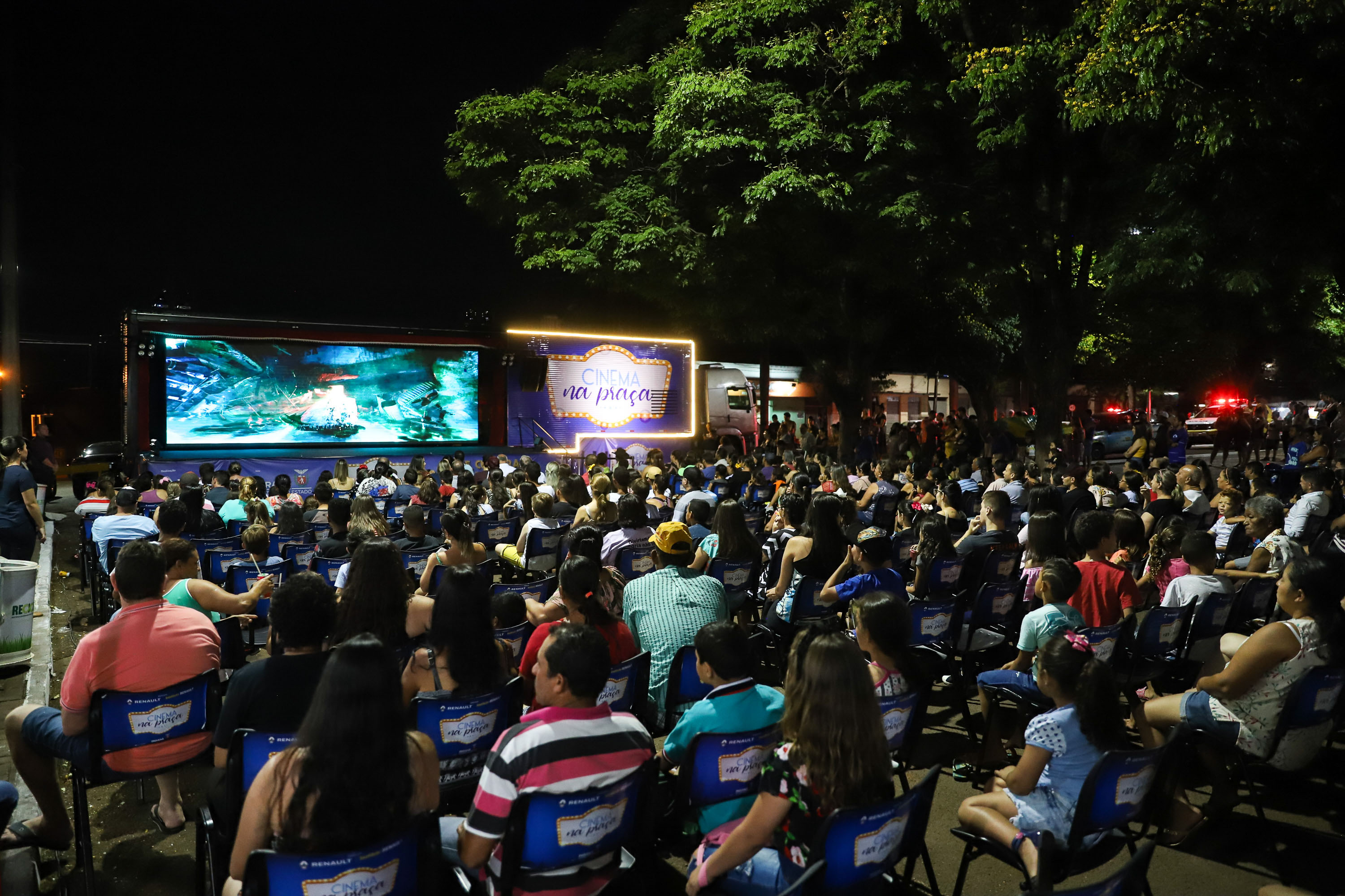 Público no cinema da praça 