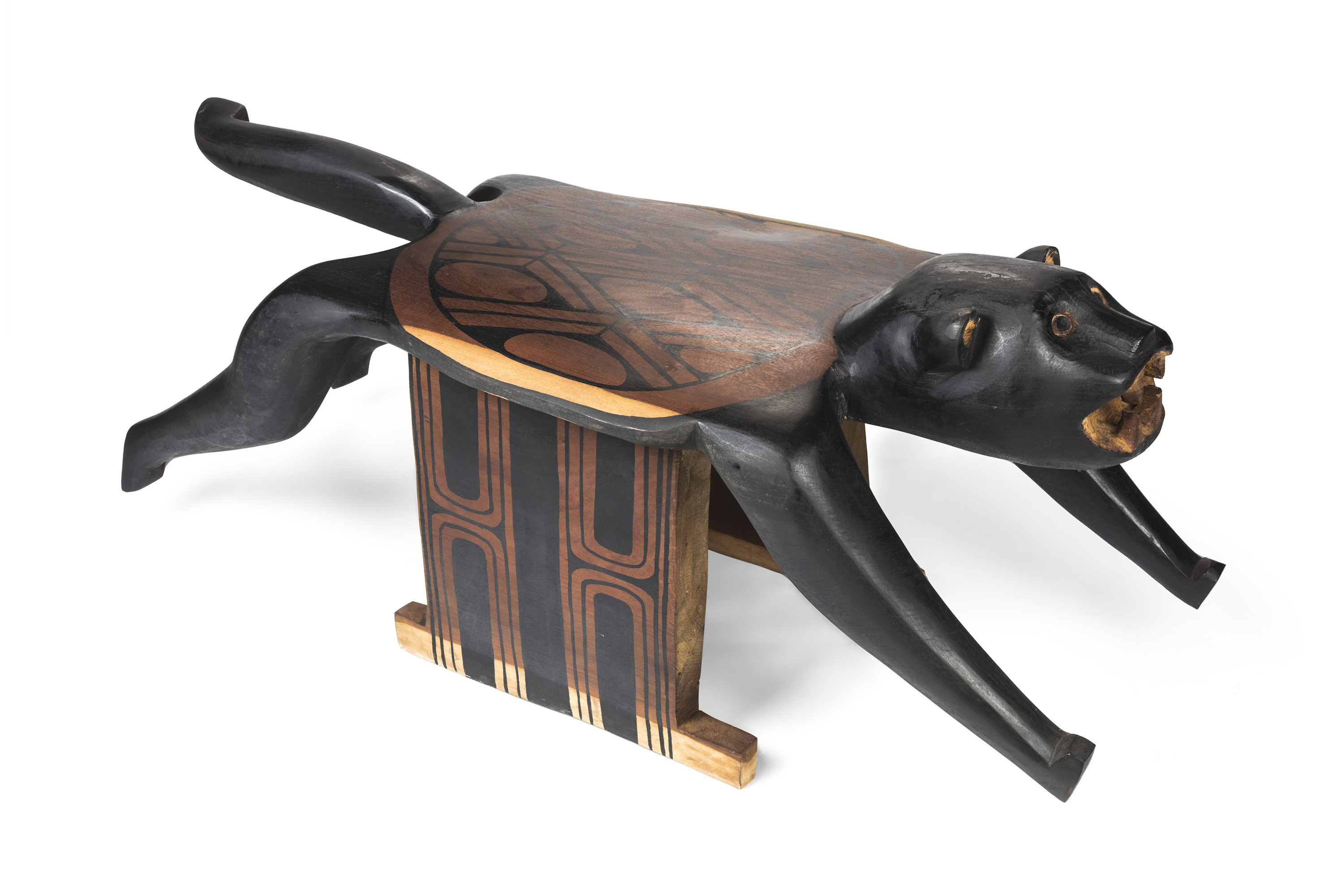 MON promove exposição com 200 bancos feitos por indígenas