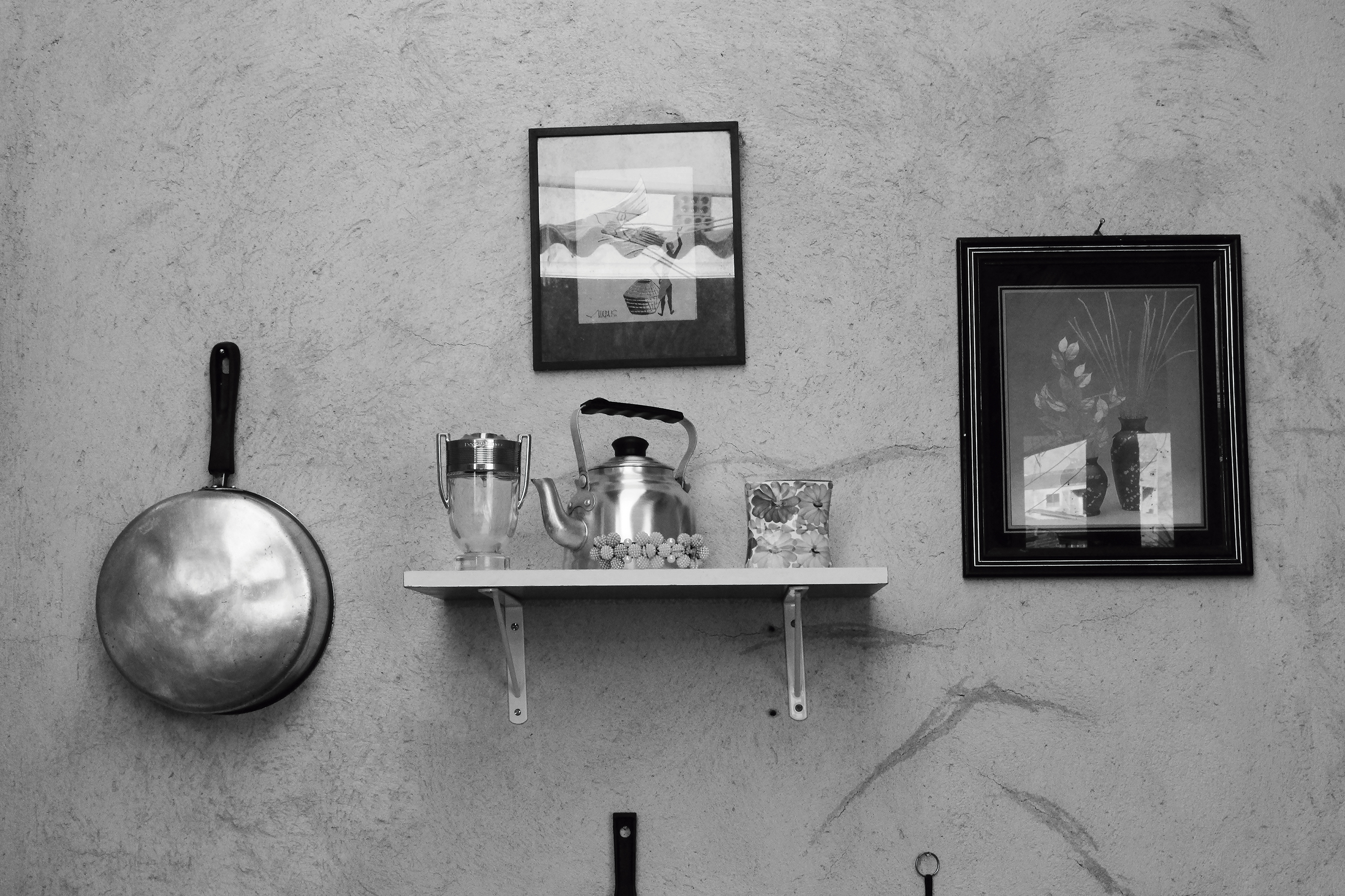 Artista cria instalação com objetos e memórias acumuladas por empregadas domésticas; abertura será neste sábado, no MUPA -