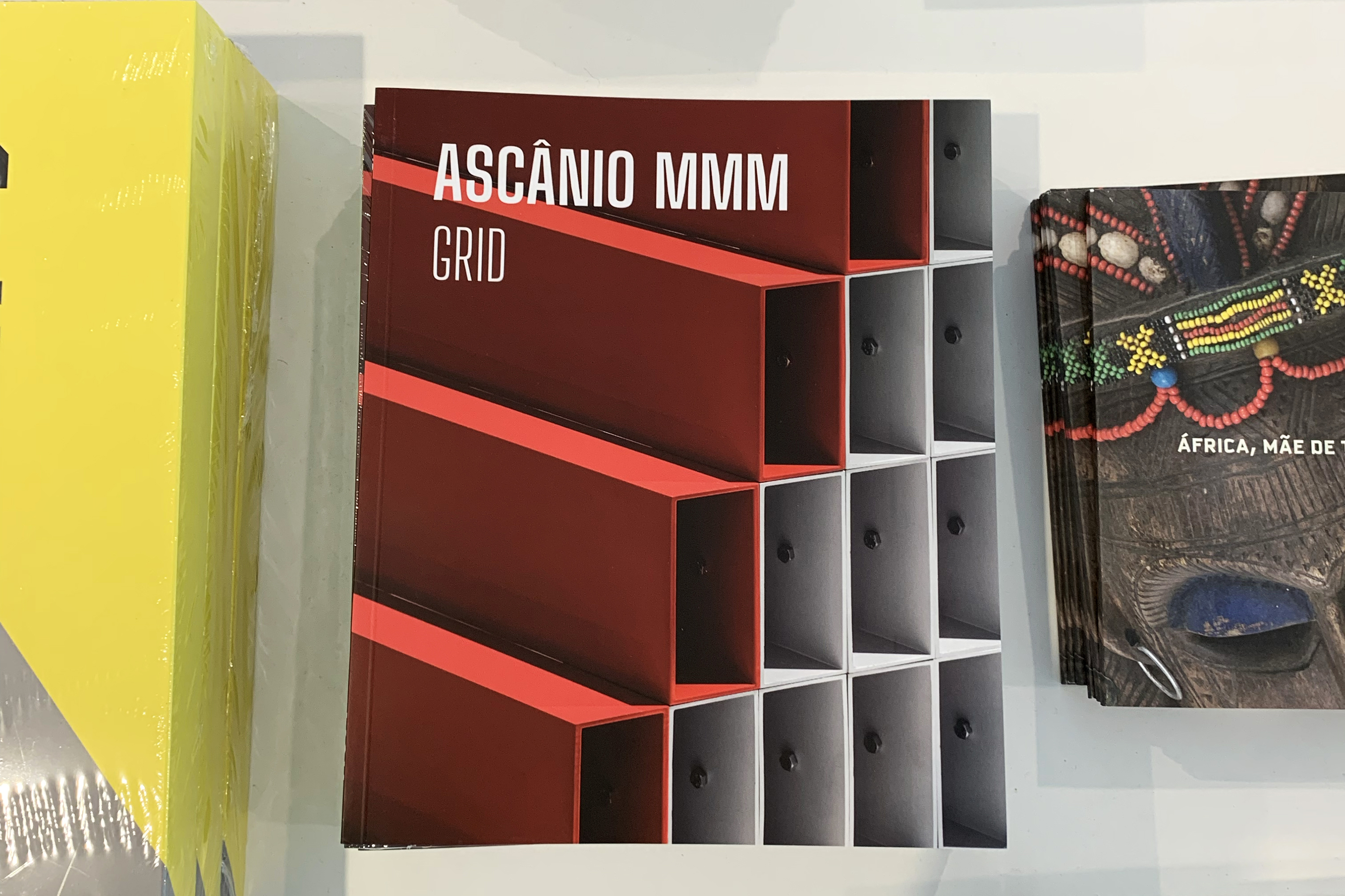 Catálogos de diversas exposições recentes estão disponíveis para venda na MON Loja -