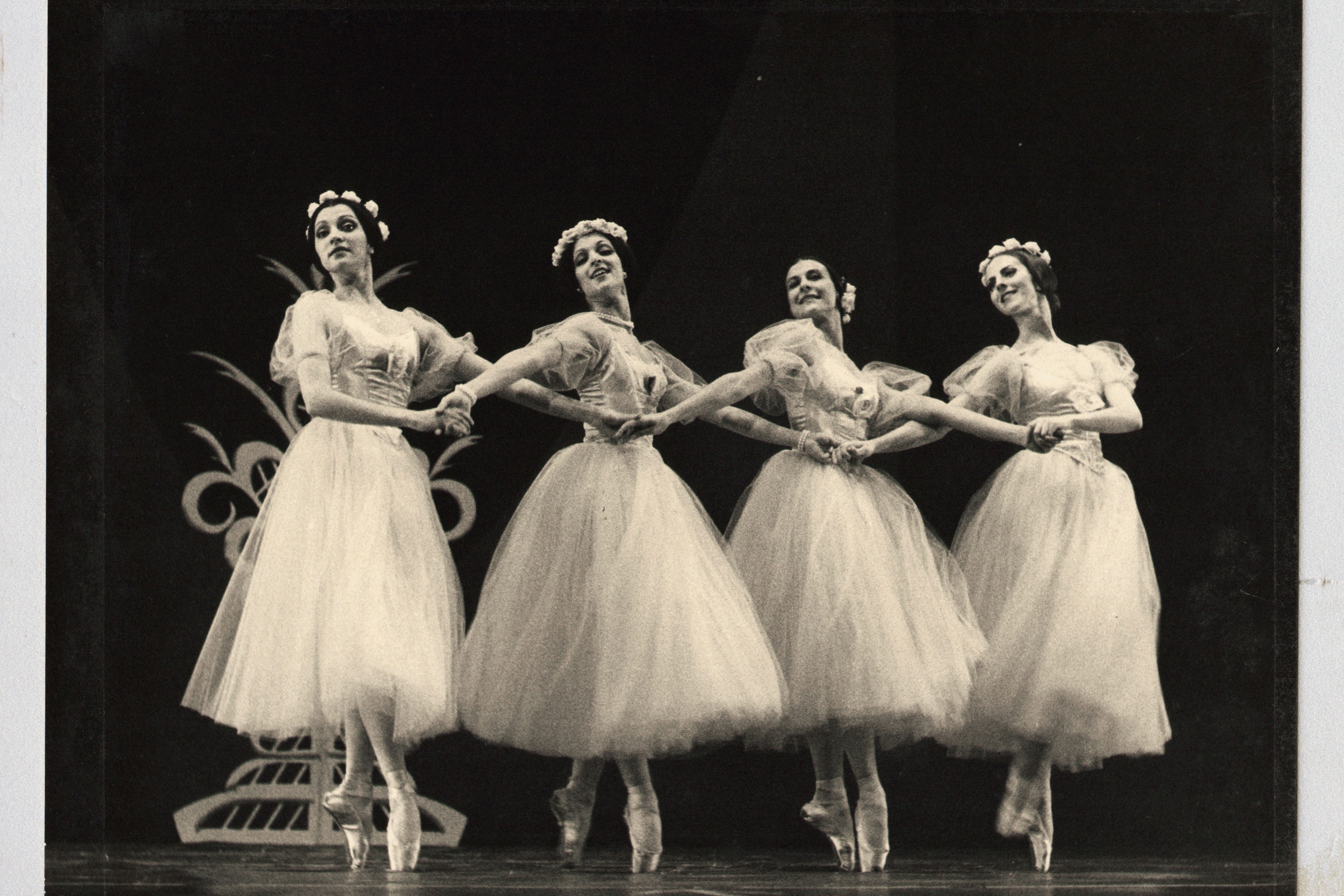 Em dois formatos, história do Balé Teatro Guaíra é publicada em livro com mais de 100 fotos