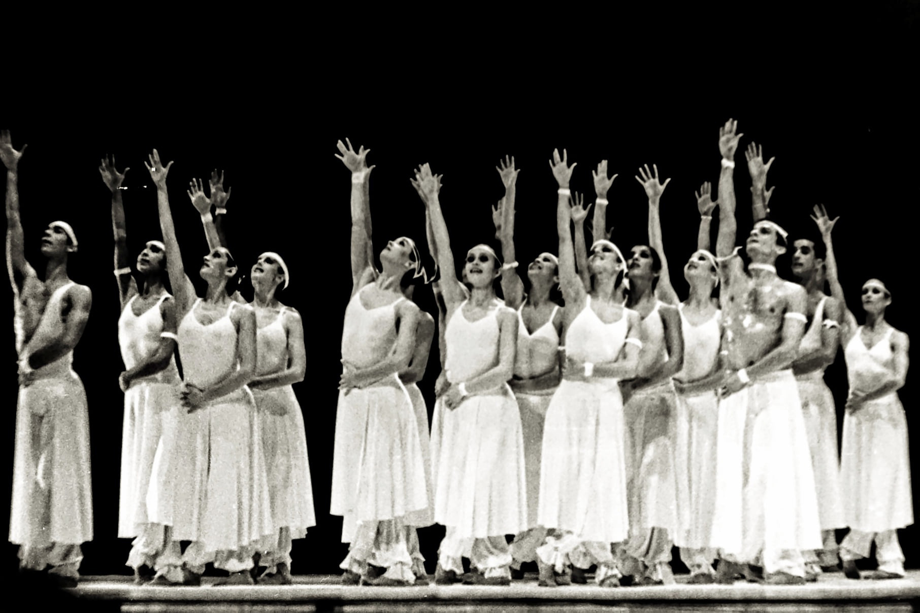 Em dois formatos, história do Balé Teatro Guaíra é publicada em livro com mais de 100 fotos