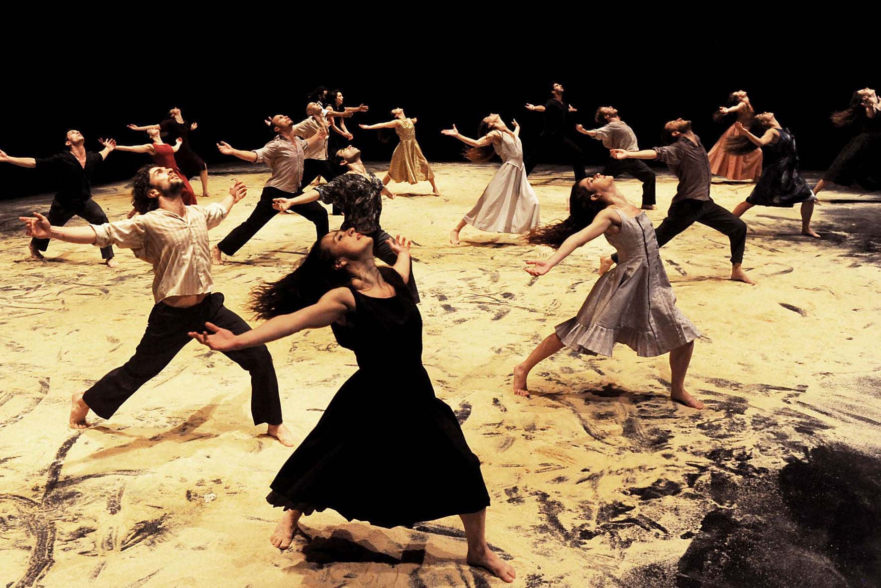 Em dois formatos, história do Balé Teatro Guaíra é publicada em livro com mais de 100 fotos