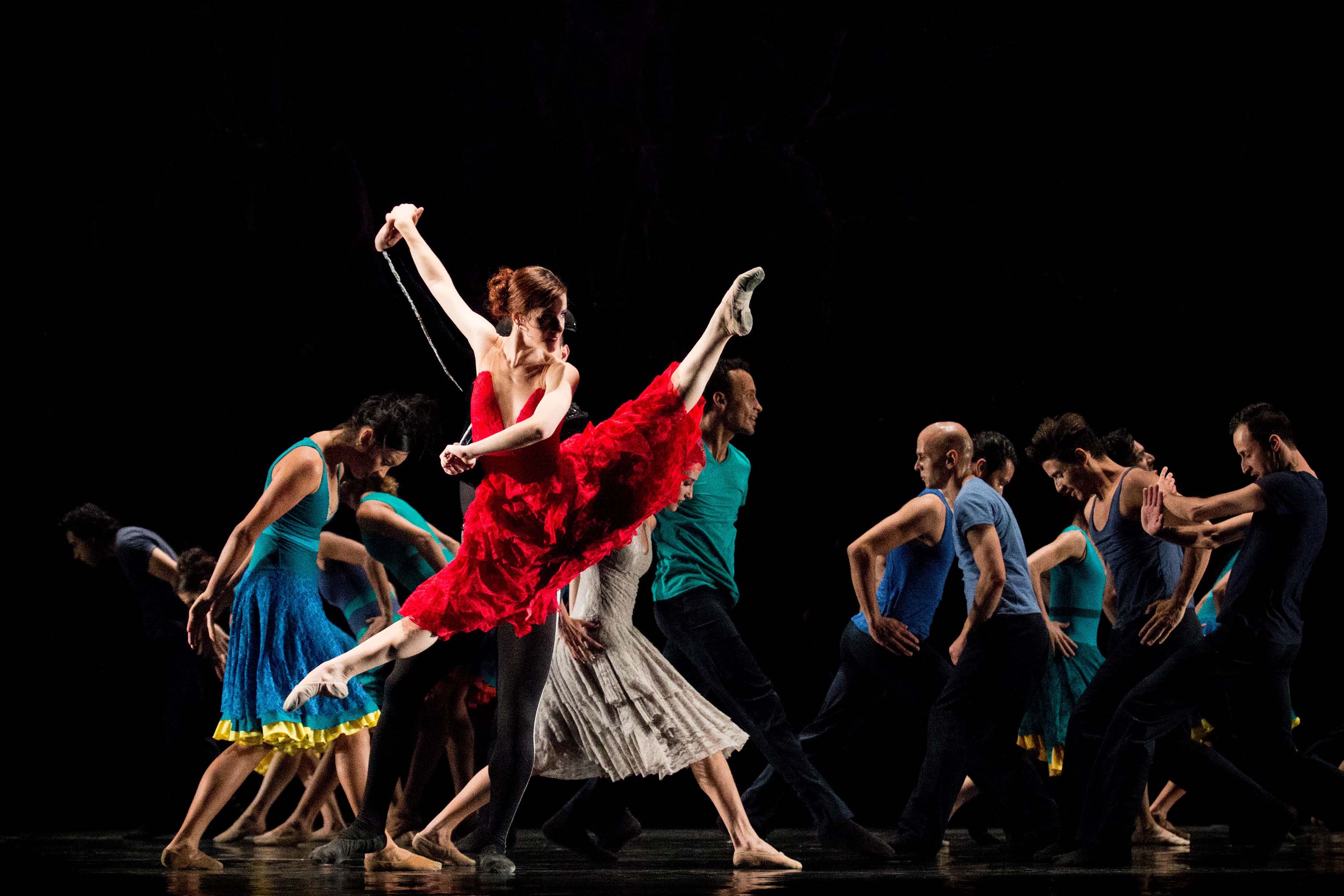 Em dois formatos, história do Balé Teatro Guaíra é publicada em livro com mais de 100 fotos