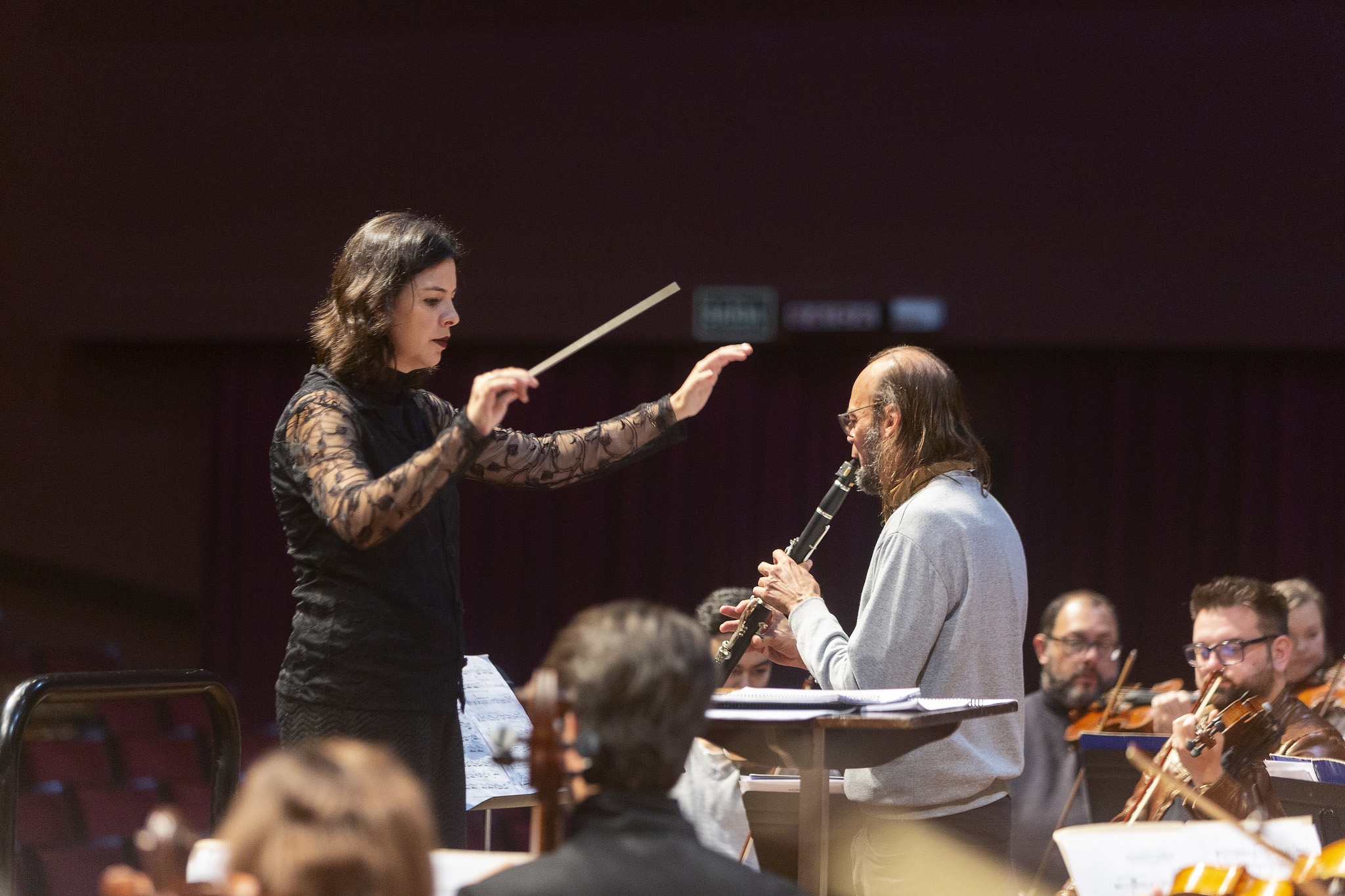 Com a maestra convidada Mariana Menezes, Orquestra Sinfônica do Paraná apresenta obra inédita