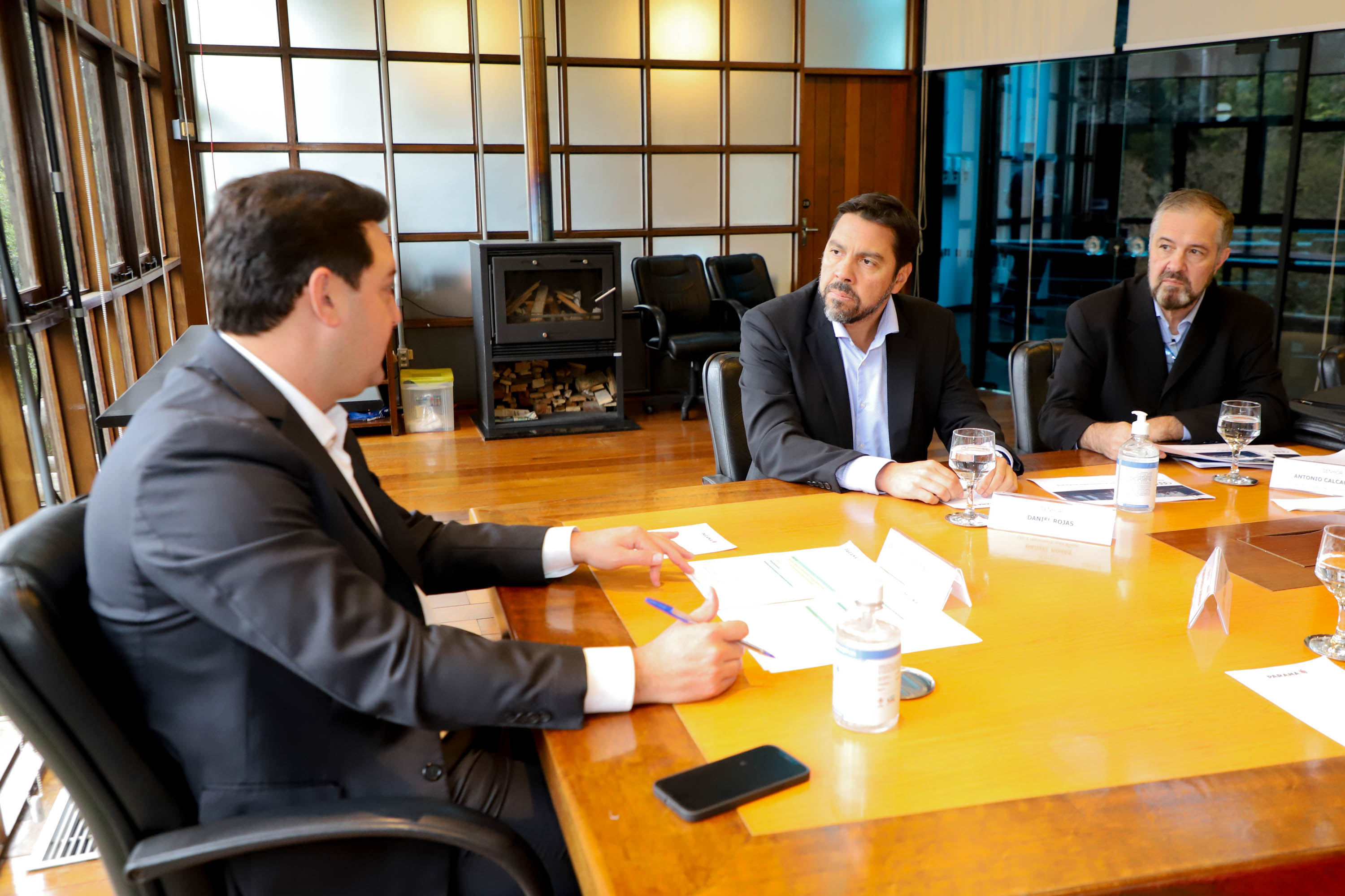 O governador Carlos Massa Ratinho Junior assinou nesta quarta-feira (16) um termo de parceria com a Audi do Brasil para renovar o programa Crianças no Teatro.