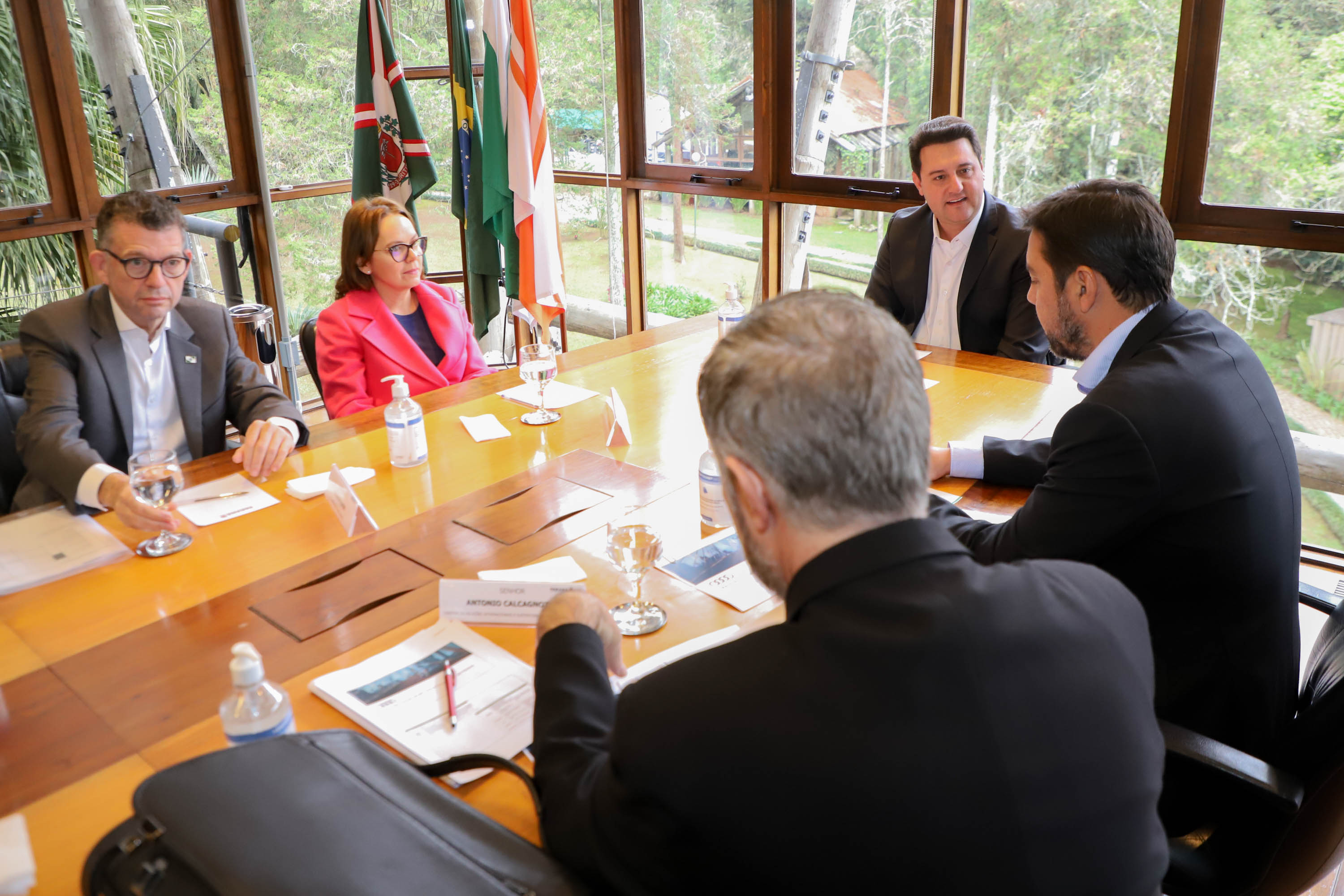 O governador Carlos Massa Ratinho Junior assinou nesta quarta-feira (16) um termo de parceria com a Audi do Brasil para renovar o programa Crianças no Teatro.