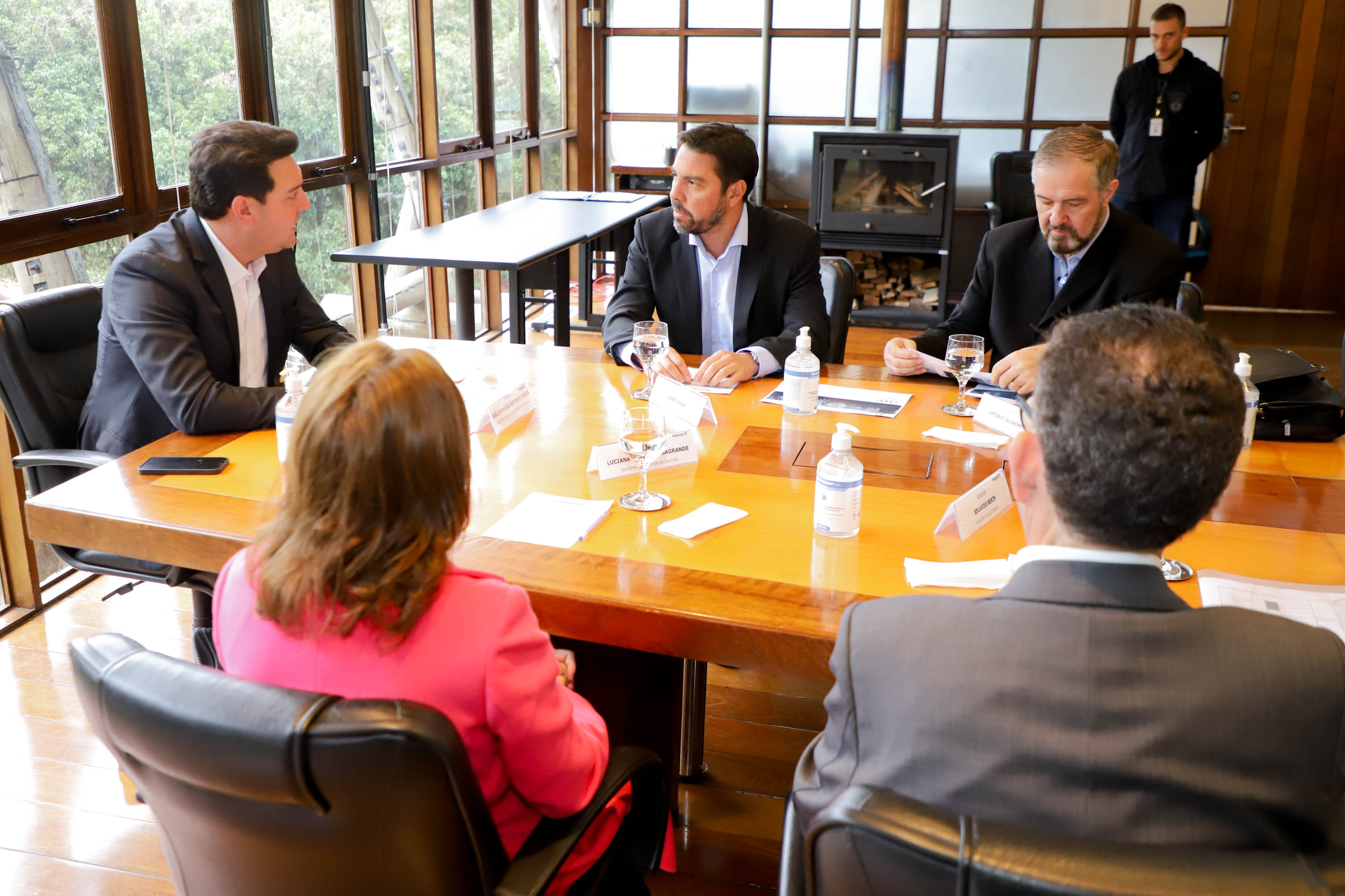 O governador Carlos Massa Ratinho Junior assinou nesta quarta-feira (16) um termo de parceria com a Audi do Brasil para renovar o programa Crianças no Teatro.