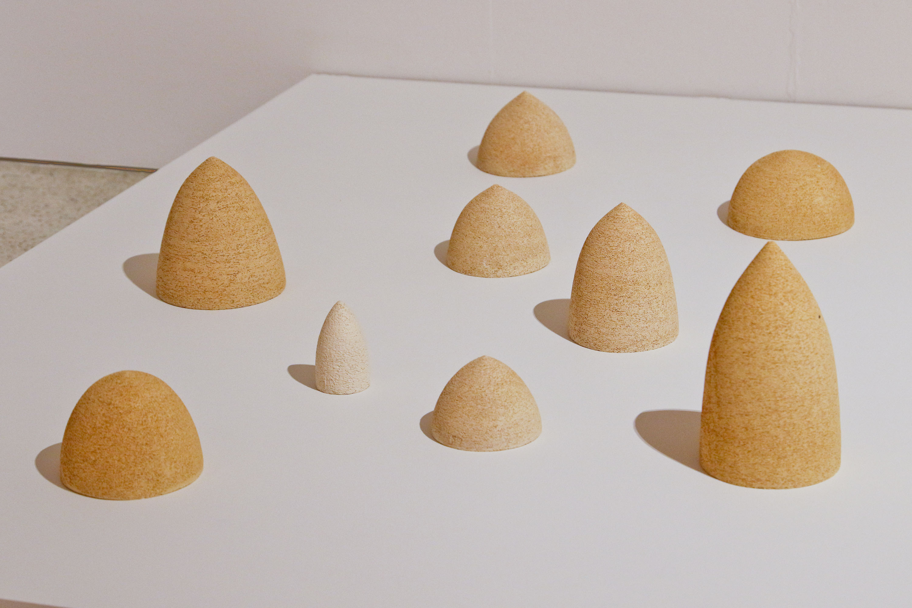 A mostra inclui painéis, esculturas, objetos e instalações, frutos da criatividade e inovação da artista