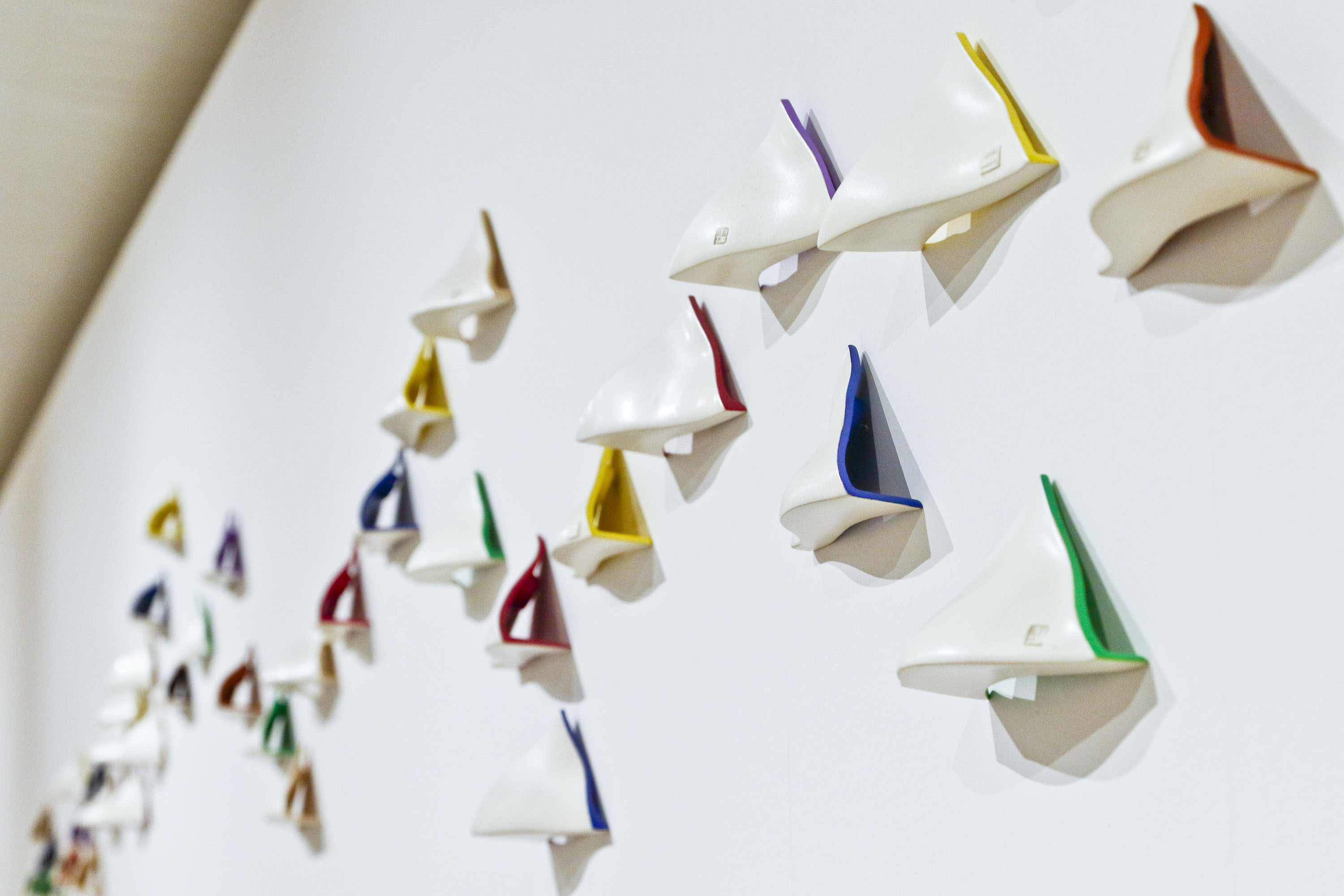 A mostra inclui painéis, esculturas, objetos e instalações, frutos da criatividade e inovação da artista