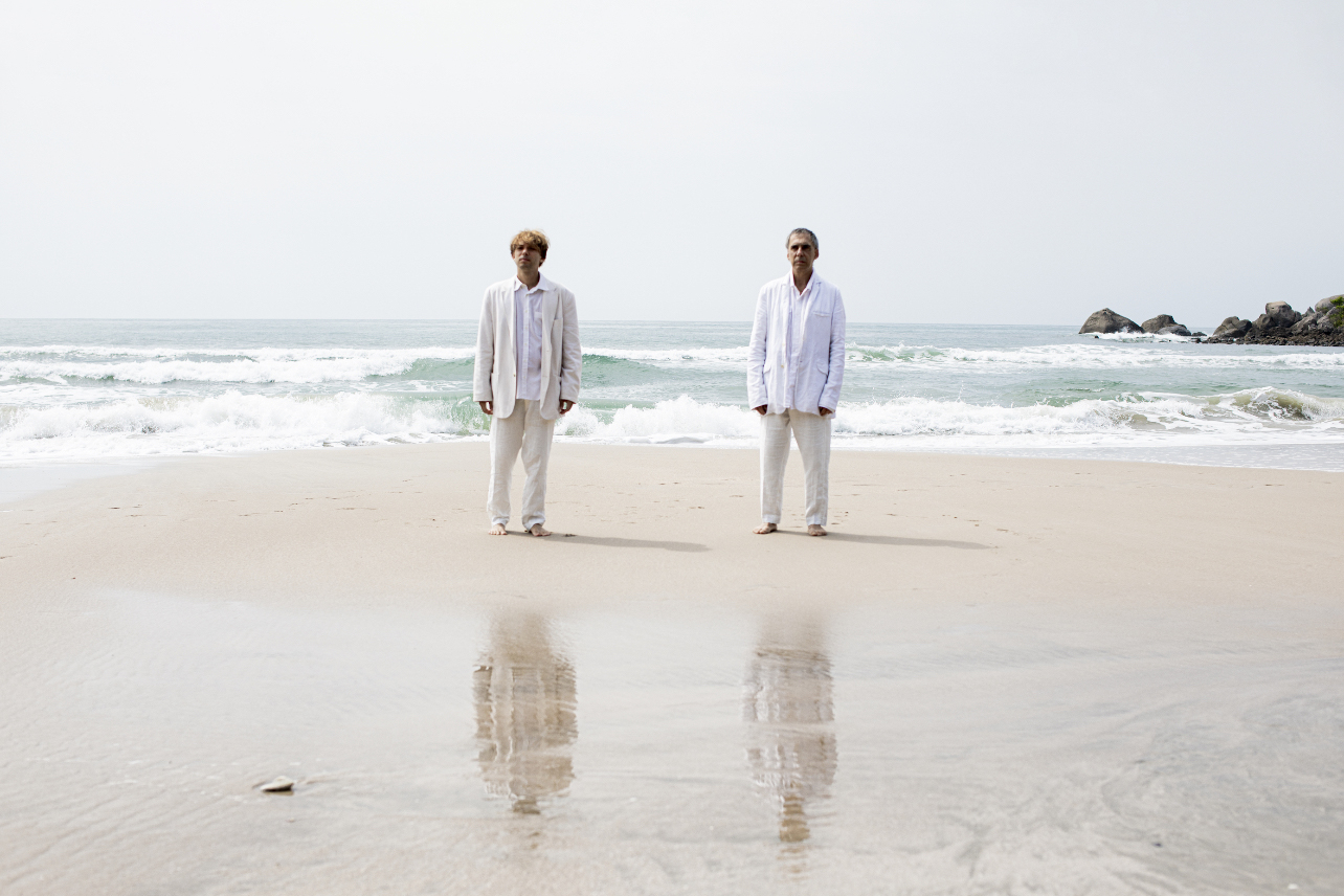 Arnaldo Antunes e Vitor Araújo tocam "Lágrimas no Mar" no Guairão no dia 18 de maio