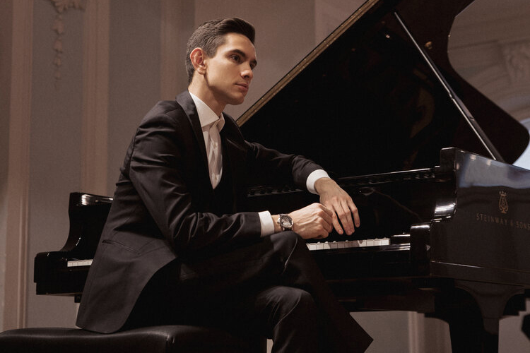 Série Ouro: Ciclo das 4 Sinfonias de Brahms – No domingo (12), Dia das Mães, às 10h30, a Orquestra Sinfônica do Paraná traz o pianista russo Dmitry Shiskin como convidado para o concerto “Ciclo das 4 Sinfonias de Brahms”