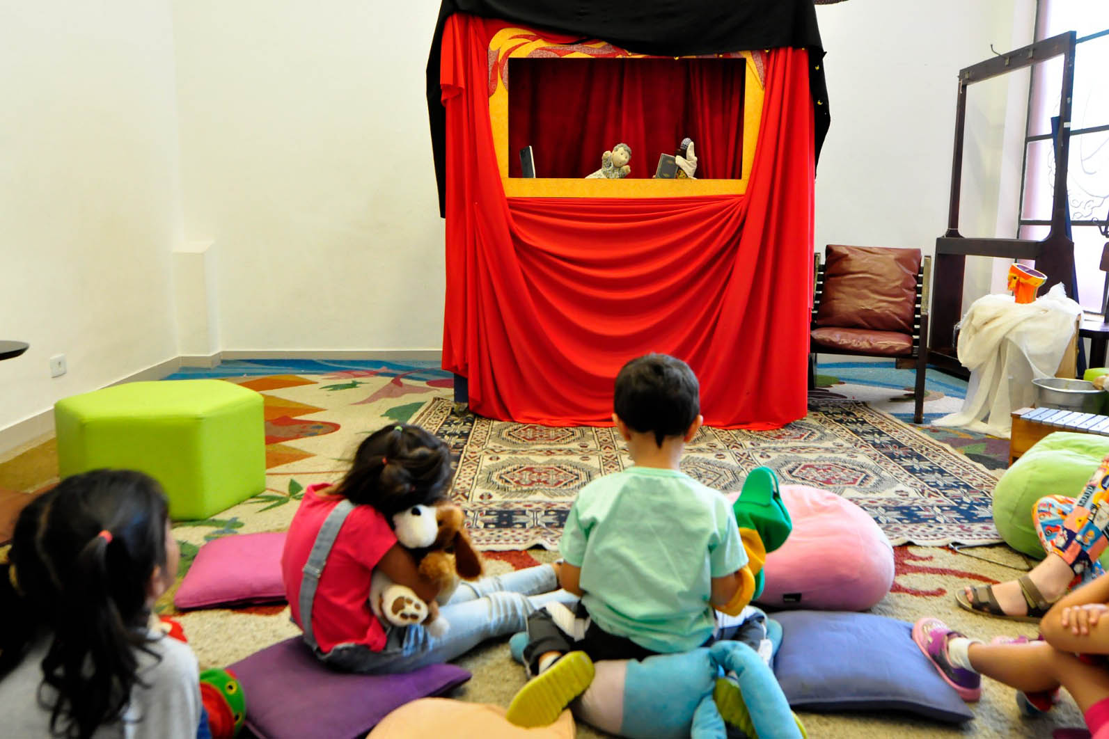 Biblioteca Pública do Paraná (BPP)  - Hora do conto – Contação de histórias para crianças, realizada pela Seção Infantil, de segunda a sexta-feira, em duas sessões, às 11h e às 15h. A partir de segunda-feira, 1° de julho, os contos da semana são “Vou te pegar”, de Tony Ross, e “Agora não, Bernardo”, de David Mckee