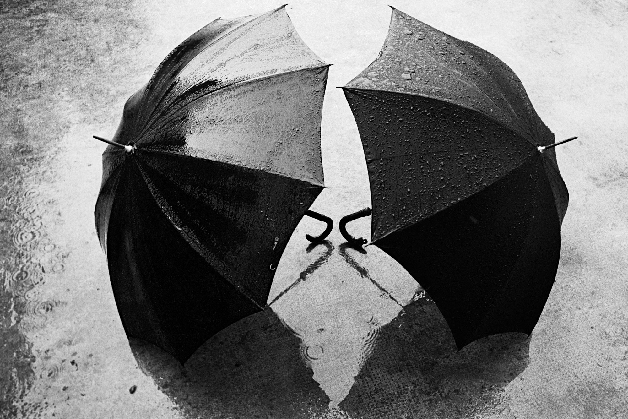 Museu Oscar Niemeyer (MON) - Nova exposição – A partir de 5 de julho, na Sala 1, estará em cartaz a mostra “German Lorca, Mestre da Fotografia”, com curadoria de Adriana Rede e José Henrique Lorca, filho do fotógrafo. - Guarda Chuvas, 1960