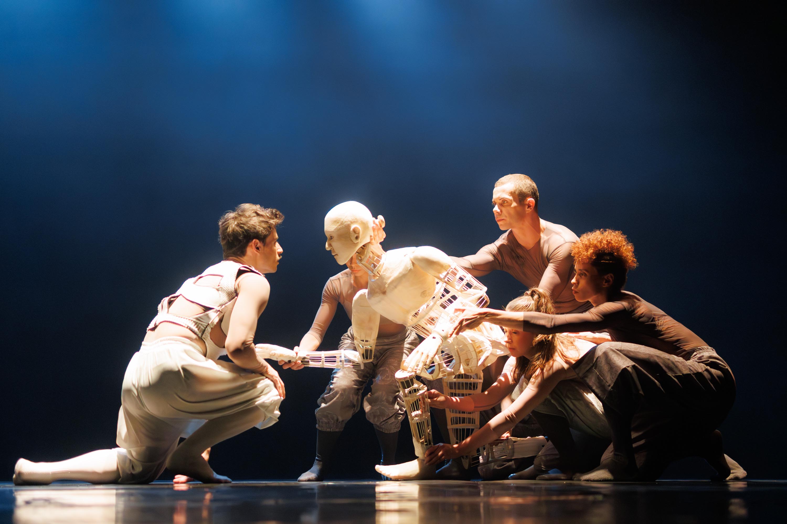 Centro Cultural Teatro Guaíra - Balé Teatro Guaíra | Contraponto – O universo interior é o elo entre as duas coreografias de “Contraponto”: “Castelo” e “Anima – imensidão adentro”. Os trabalhos coreográficos são assinados por nomes de destaque da dança: Alessandro Sousa Pereira (Castelo) e Alan Keller (Anima).