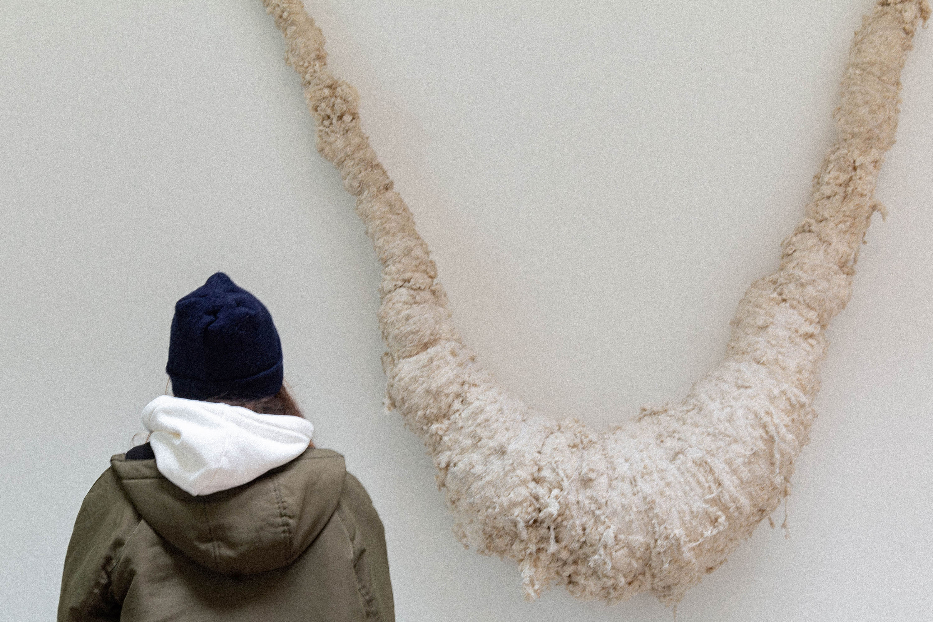 Museu de Arte Contemporânea (MAC-Paraná) - O Museu de Arte Contemporânea do Paraná (MAC Paraná) inaugura nesta sexta-feira (19), às 14h, a exposição “O Estranho que Mora Comigo”. A mostra reúne obras tridimensionais do acervo da instituição e uma obra externa convidada, e estará em exibição na Sede Adalice Araújo do MAC Paraná, no hall da Secretaria de Estado da Cultura (SEEC), no centro de Curitiba