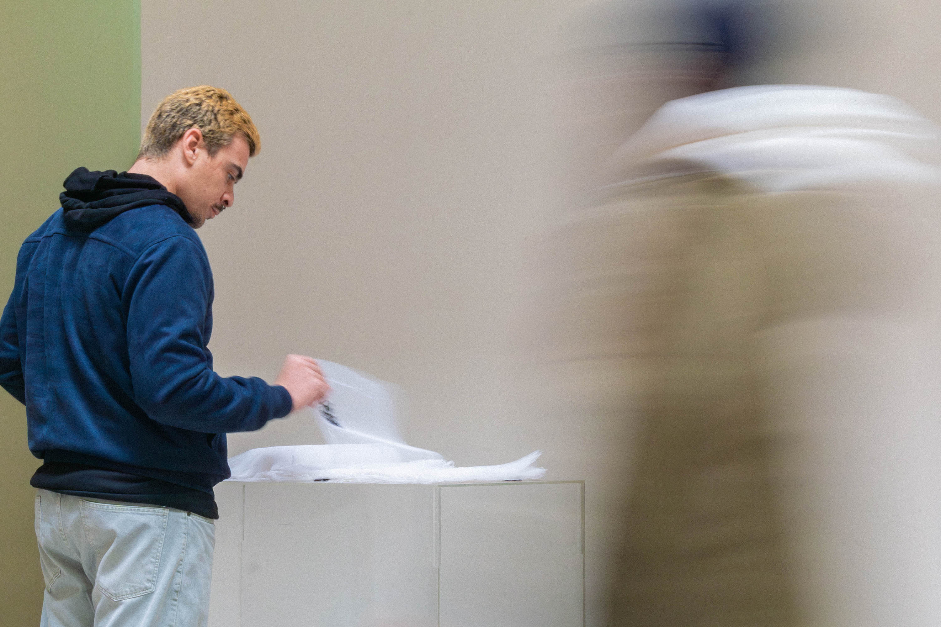 Museu de Arte Contemporânea (MAC-Paraná) - O Museu de Arte Contemporânea do Paraná (MAC Paraná) inaugura nesta sexta-feira (19), às 14h, a exposição “O Estranho que Mora Comigo”. A mostra reúne obras tridimensionais do acervo da instituição e uma obra externa convidada, e estará em exibição na Sede Adalice Araújo do MAC Paraná, no hall da Secretaria de Estado da Cultura (SEEC), no centro de Curitiba