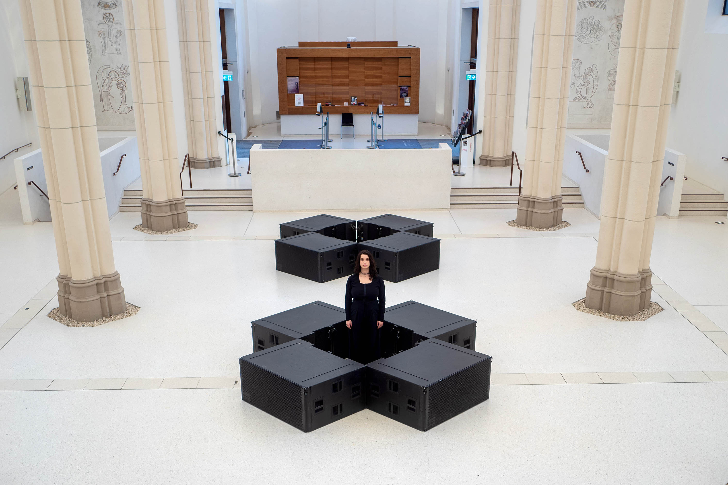 Museu Paranaense (MUPA) - Sessão de Relaxamento Sub-Grave – Como desdobramento da instalação BODIES AND SUBWOOFERS (B.A.S.), no sábado (6) no sábado, 6, às 16h, Stefanie Egedy ativa a instalação com uma performance sonora de baixa frequência que investiga os possíveis efeitos relaxantes das ondas sonoras produzidas por subwoofers no corpo e no sistema nervoso. Participação livre