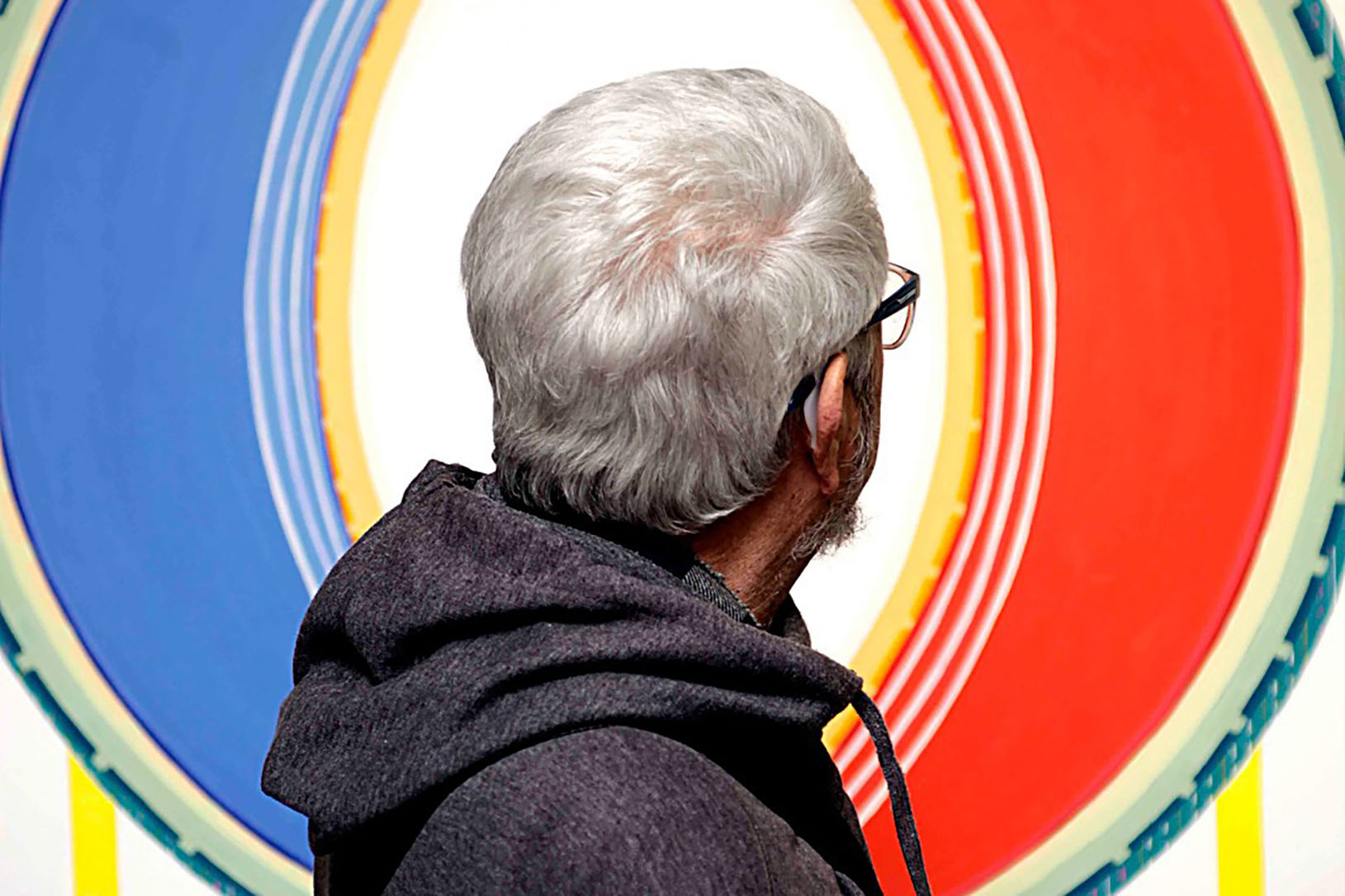 Museu Casa Alfredo Andersen (MCAA) - Visita mediada – Na tarde desta sexta (23), a artista Carla Ruschmann recebe o público para uma visita mediada pela exposição “Conexões”. A mostra reúne uma série de pinturas que exploram a interseção de dois círculos e o uso da geometria como expressão de conceitos vitais, buscando harmonia entre formas, cores e espaço, a partir de uma pintura criada como um feng shui de proteção.