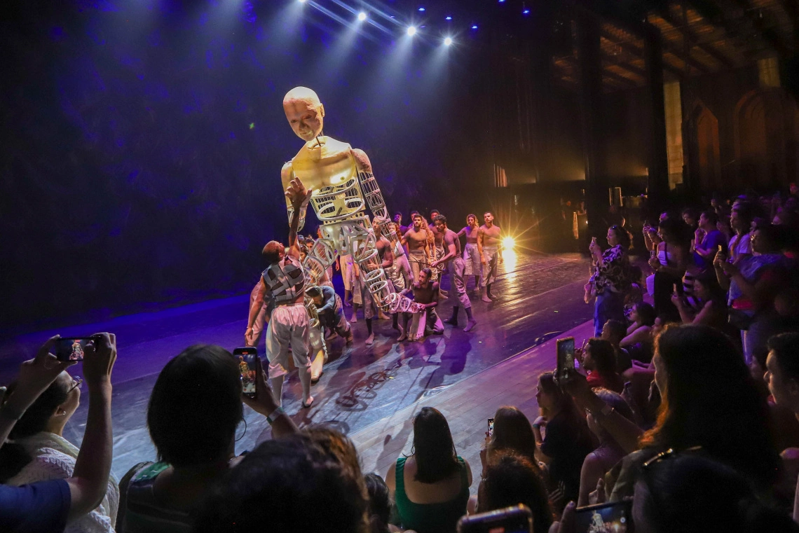 Guaíra do avesso: público visita bastidores, sobe ao palco e interage com corpos artísticos