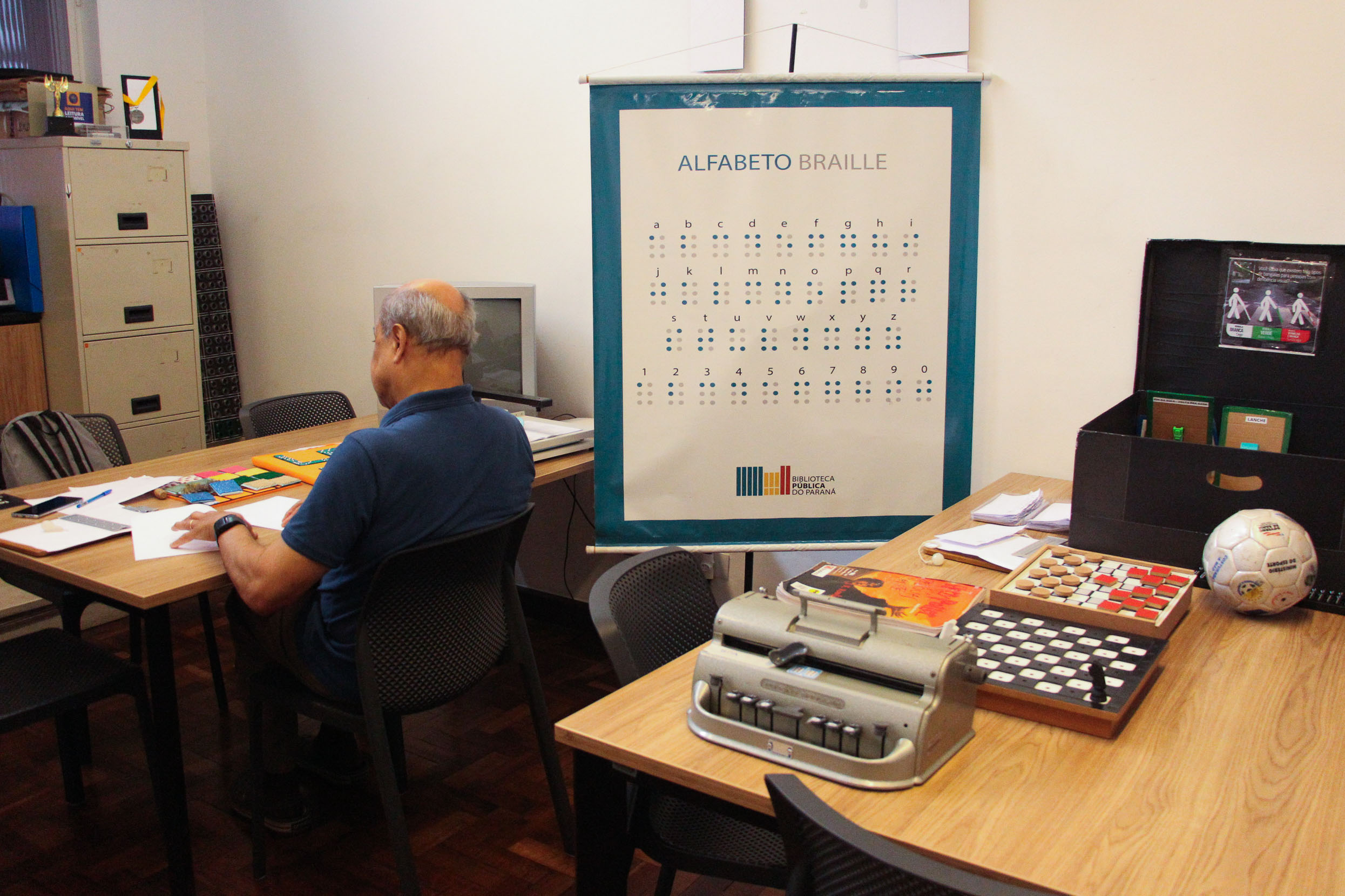 Biblioteca Pública do Paraná (BPP) - Seção Braille - Projeto Cine Inclusivo – Sessões de filmes com audiodescrição para pessoas com deficiência visual e auditiva.