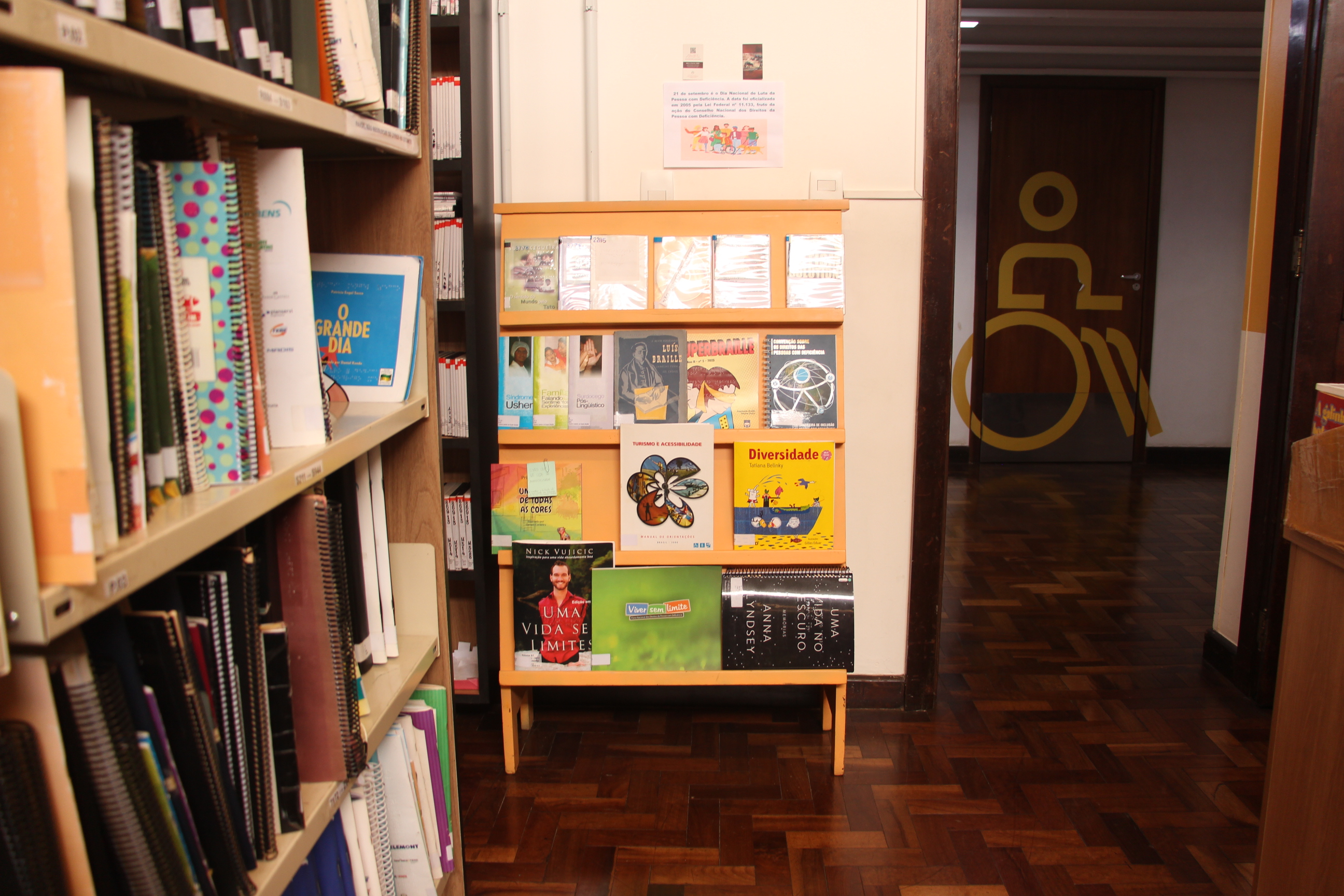 Biblioteca Pública do Paraná (BPP) - Exposição de Livros e Histórias em Libras – A partir da próxima quarta-feira, dia 18, a Seção Braille promove em seu espaço a exposição desses materiais, que fazem parte do acervo