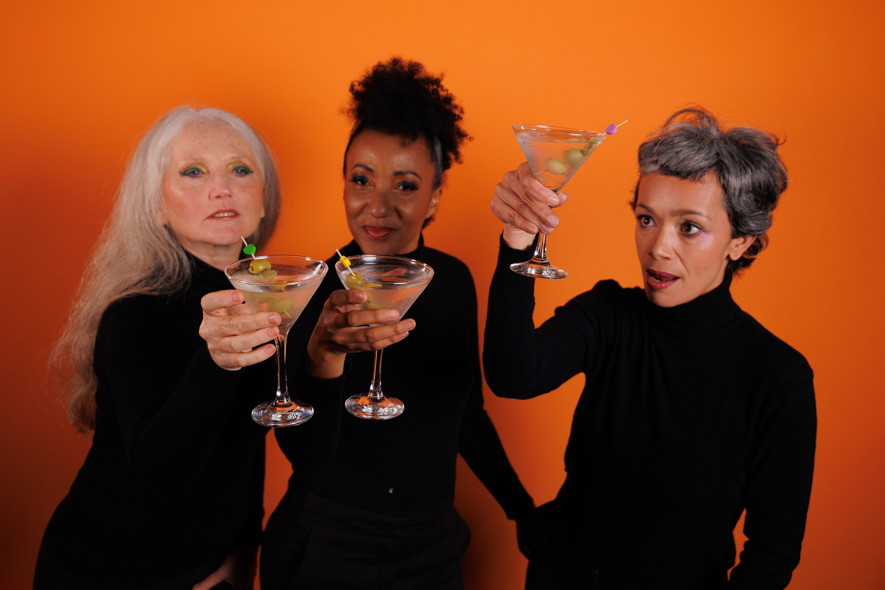 Centro Cultural Teatro Guaira - Teatro José Maria Santos - The Mango Tree: trata sobre os ideais e estereótipos do feminino na sociedade contemporânea e no imaginário popular. Por meio do humor, da ironia e do deboche, a criação provoca questões acerca da presença da mulher nos dias atuais