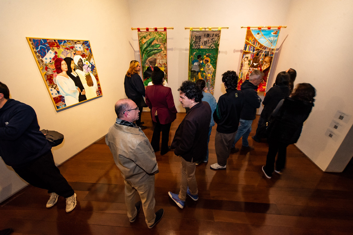 Museu Casa Alfredo Andersen (MCAA) - "Segredo da Cor" – A exposição "Segredo da Cor", já em exibição no museu, traz uma poderosa coleção de obras de Cecifrance Aquino, com foco na temática antirracista. Entre os destaques, além dos estandartes, encontra-se a releitura de "Duas Raças", de Alfredo Andersen, um convite para desvendar os segredos que nossas cores carregam