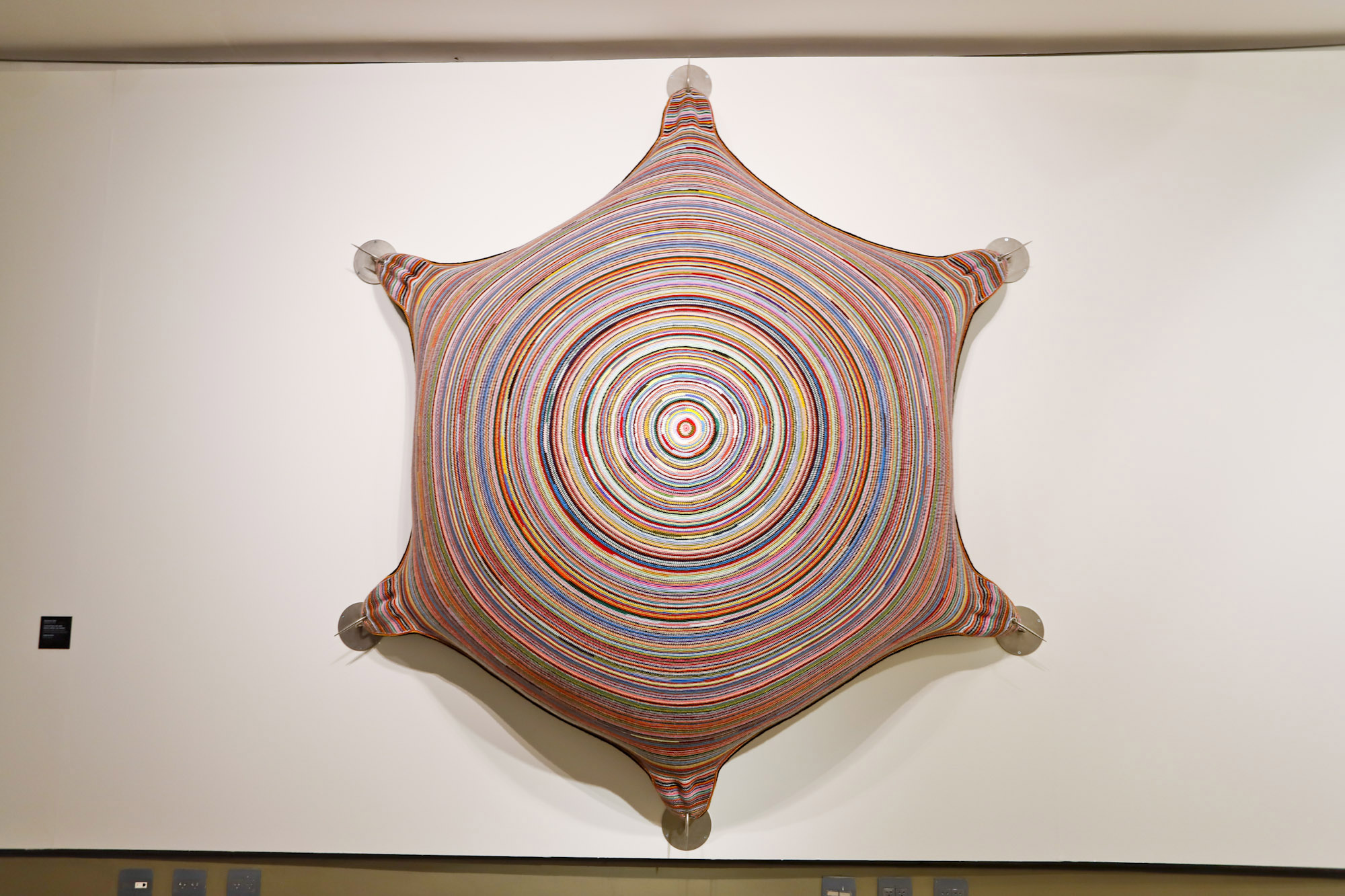 Últimos dias da exposição “Extravagâncias” de Joana Vasconcelos no MON