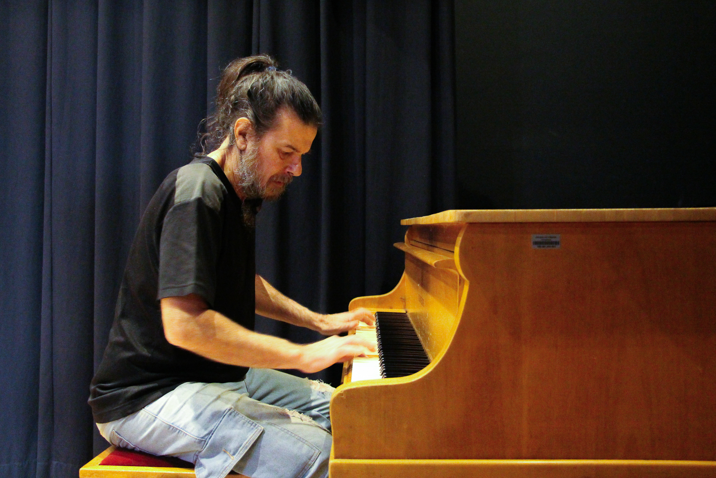 Biblioteca Pública do Paraná (BPP) - Cante com Livros – Nesta sexta-feira (11), às 17h, no Auditório, a Biblioteca apresenta a 2ª edição do “Cante com Livros”, projeto que une música e literatura e destaca artistas independentes. Adriano Sátiro, compositor e multi-instrumentista com quase 50 anos de carreira, fará um pocket show ao lado do músico convidado Orandi Almeida