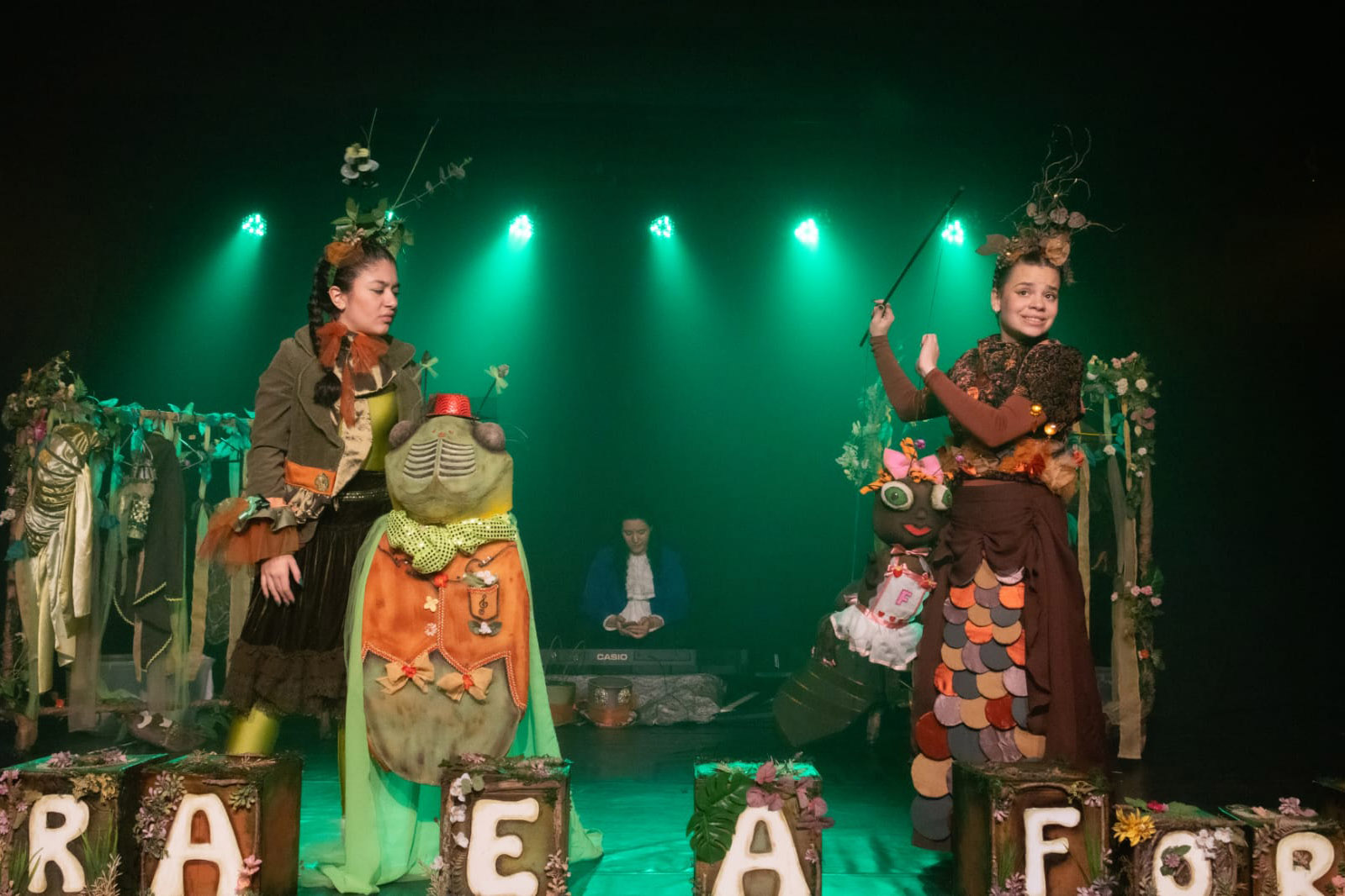 Centro Cultural Teatro Guaíra  ( CCTG )  -  Mini Auditório - Formigarra e Cigamiga – Este espetáculo passeia pelas diferentes versões de "A Cigarra e a Formiga", a clássica fábula que transmite mensagens sobre trabalho, lazer e a importância do equilíbrio.