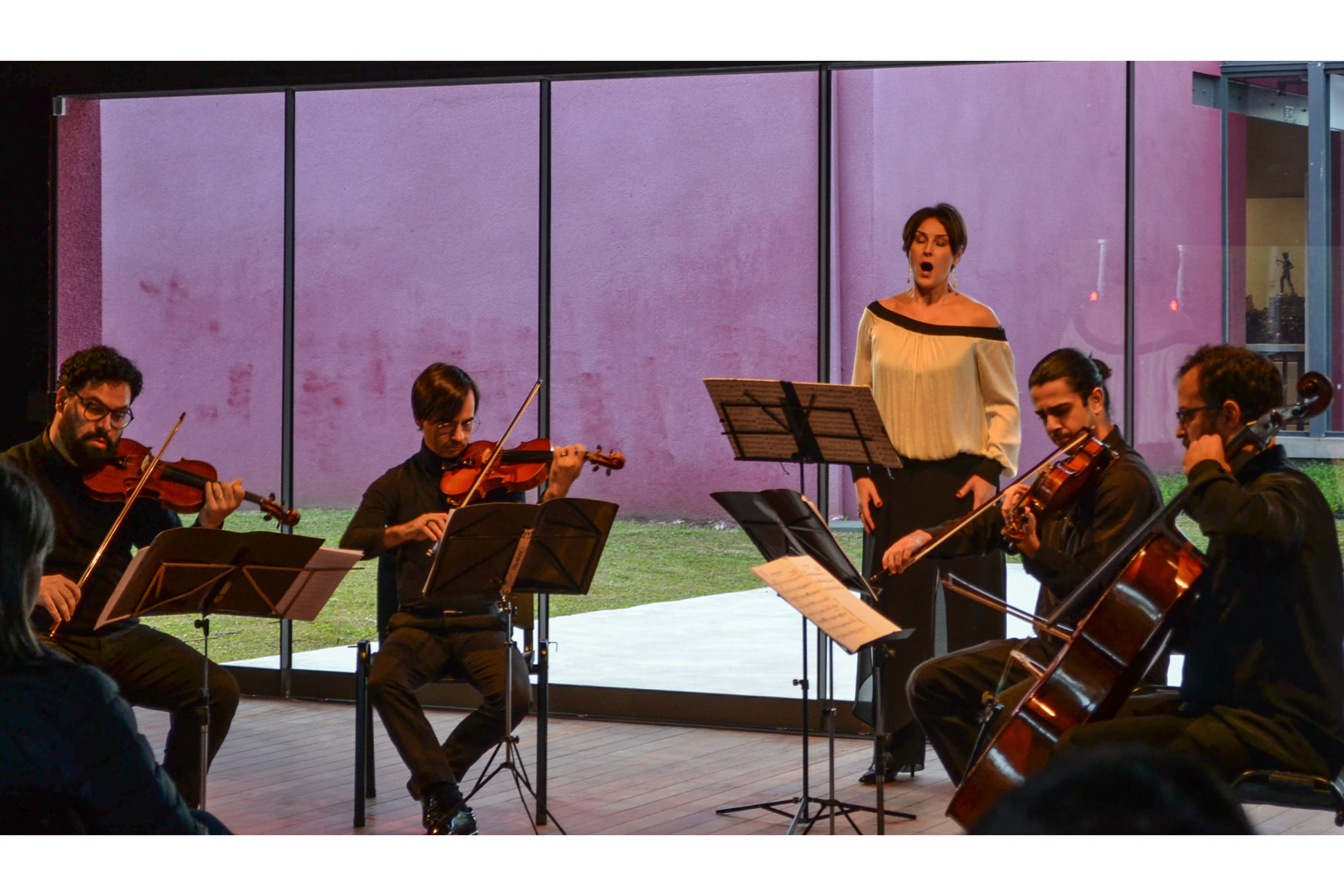 Museu de Arte Contemporânea do Paraná (MAC Paraná) - A Música Pede Passagem – Edição Museus" apresentará um concerto de música clássica de compositores paranaenses, com a participação de um quinteto de cordas e da soprano Luciana Melamed.
