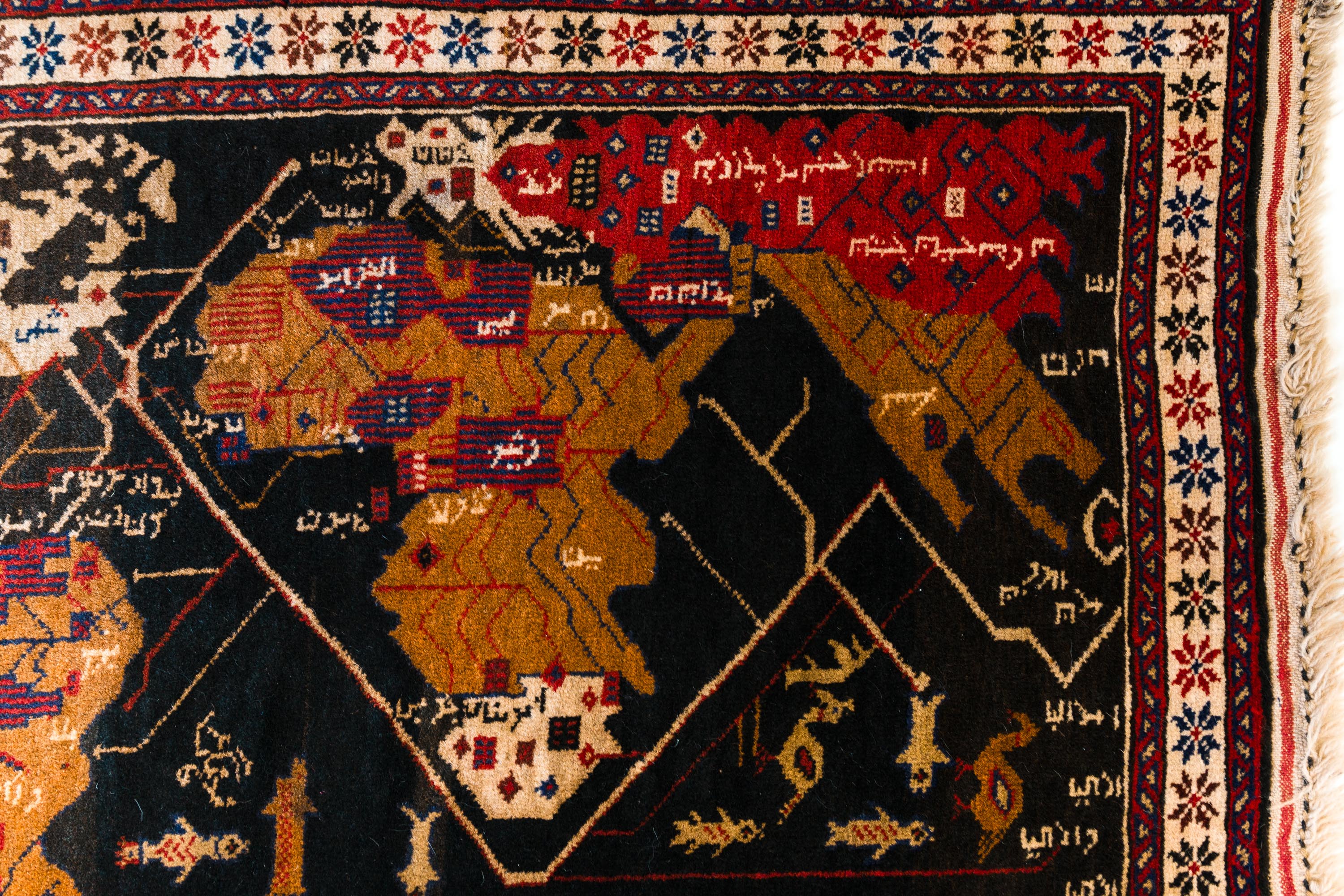 Museu Oscar Niemeyer promove exposição de tapetes afegãos