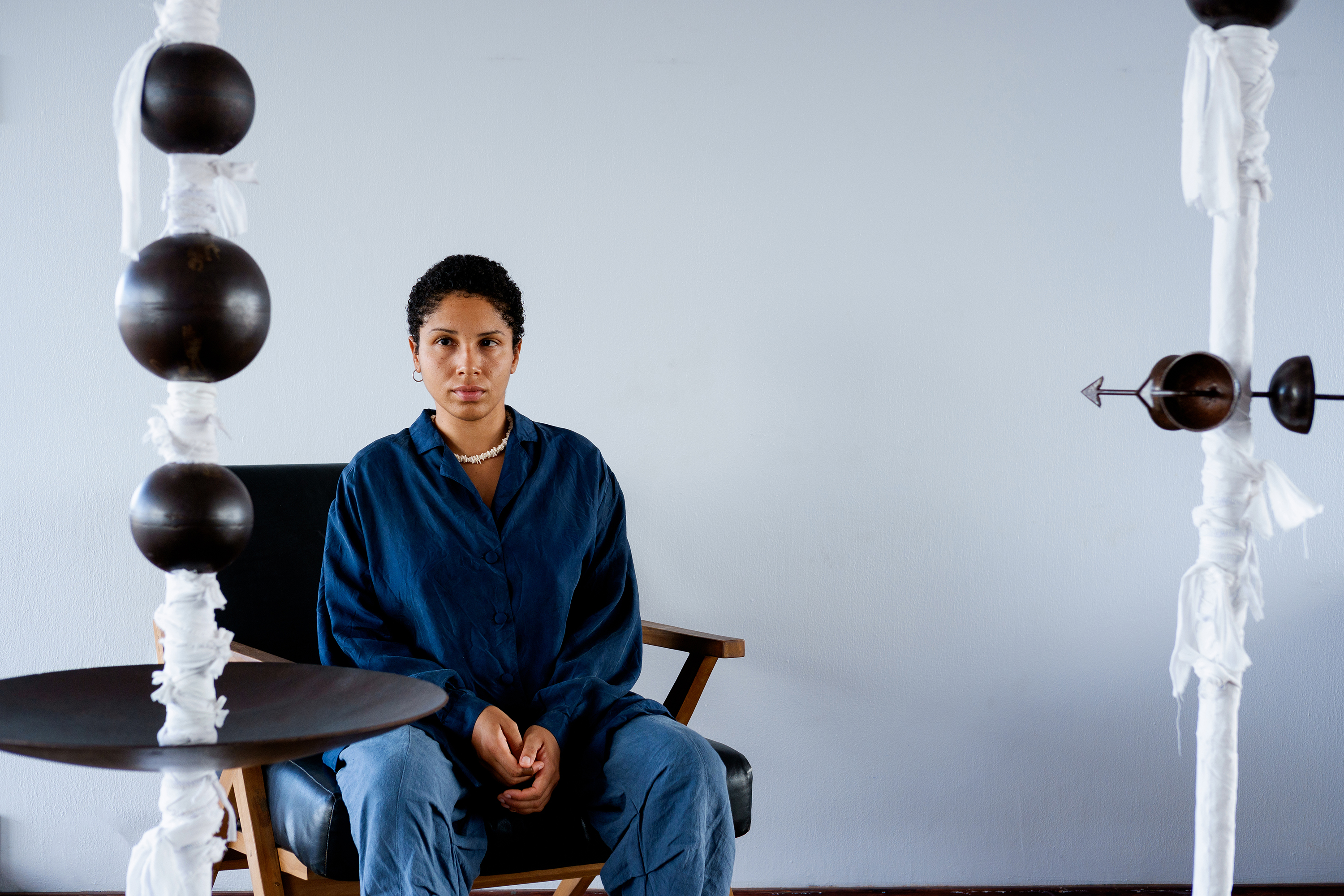 Museu Paranaense (MUPA) - ABERTURA | Aos espíritos minerais – Na quinta-feira (17), às 19h, o MUPA inaugura a exposição individual "Aos espíritos minerais", que apresenta trabalhos da artista mineira Luana Vitra. A mostra reúne esculturas instalativas, incluindo obras inéditas, e explora a investigação da artista sobre minerais como ferro, cobre e chumbo