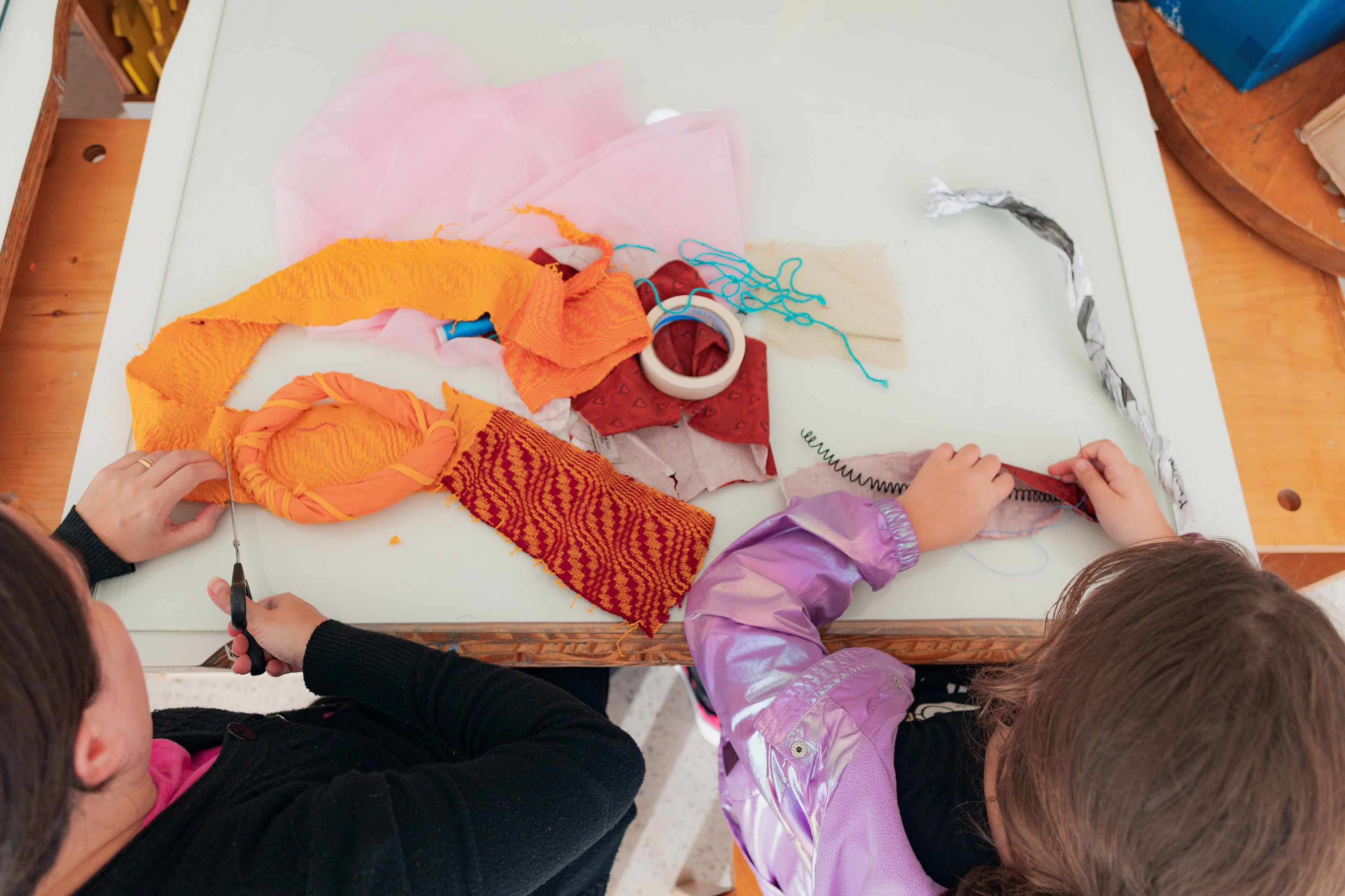 MON promove oficina de bordado gratuita sobre a mostra de Efrain Almeida