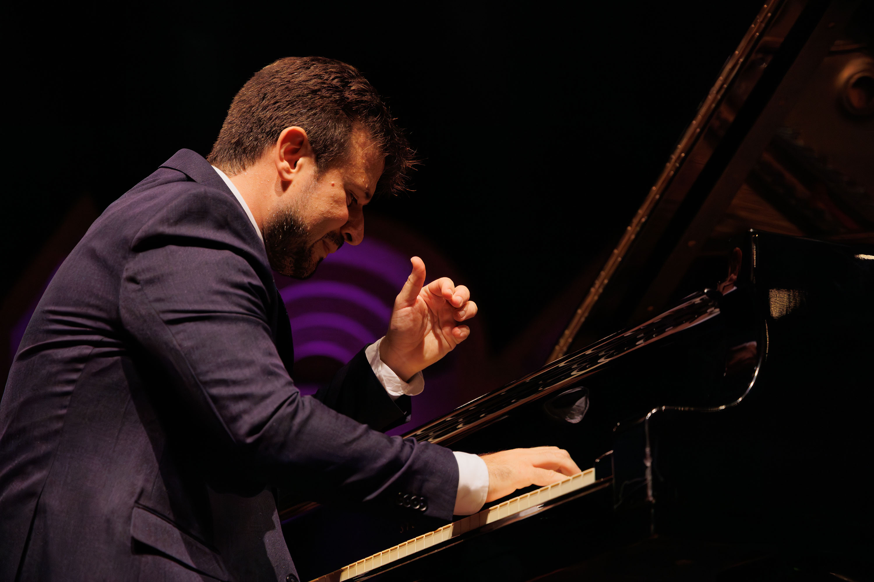 Série Ouro: Orquestra Sinfônica do Paraná atrai mais de 13,8 mil pessoas - Os concertos da Série Ouro apresentaram as quatro sinfonias do compositor alemão Johannes Brahms e trouxe convidados de renome internacional - O encerramento contou com a participação do pianista Cristian Budu, que executou o Concerto para Piano em Formas Brasileiras, de Hekel Tavares, considerado o único concerto romântico composto por um brasileiro