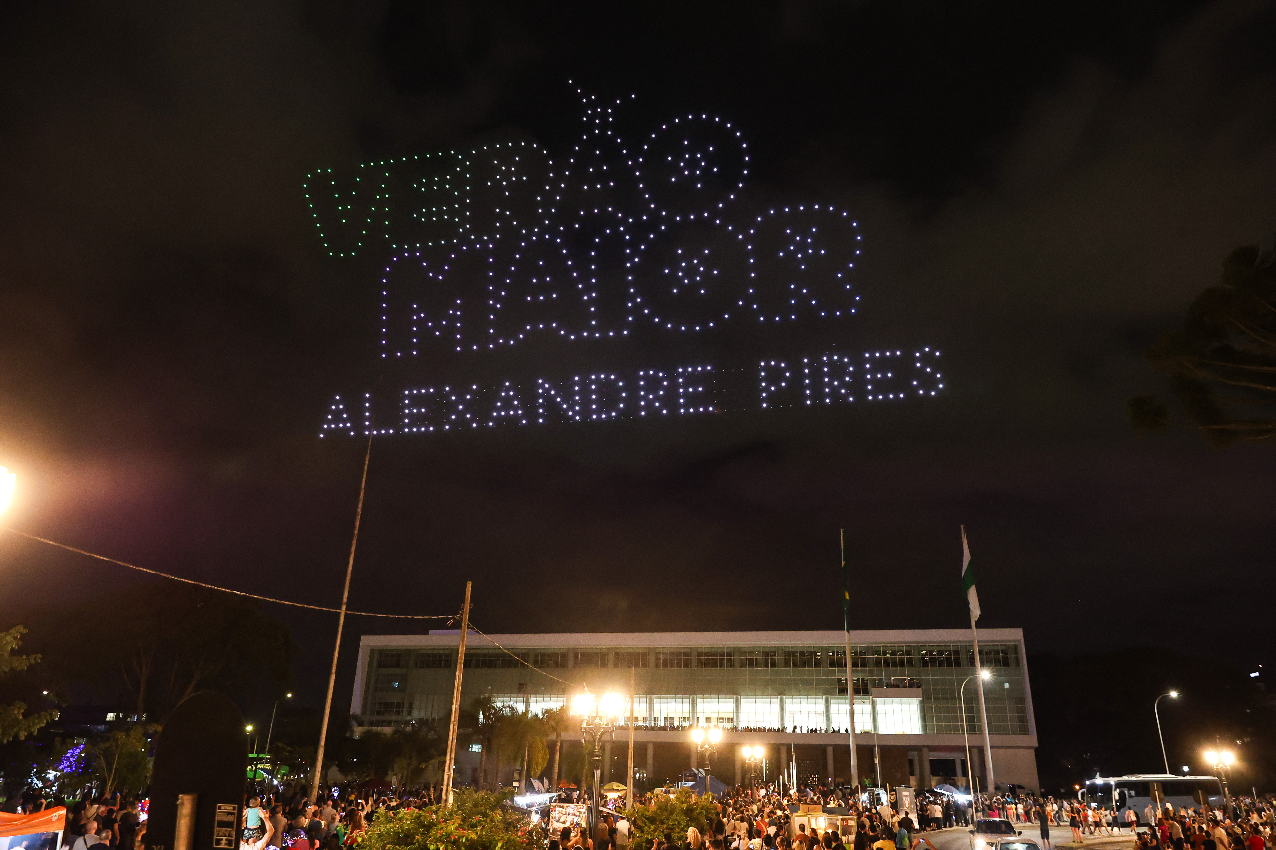 Com o céu iluminado por mais de 600 drones, o Governo do Estado deu o pontapé inicial para a maior edição da história do Verão Maior Paraná.. A cerimônia de lançamento, que aconteceu nesta quarta-feira (27), contou com a presença do governador Carlos Massa Ratinho Junior.