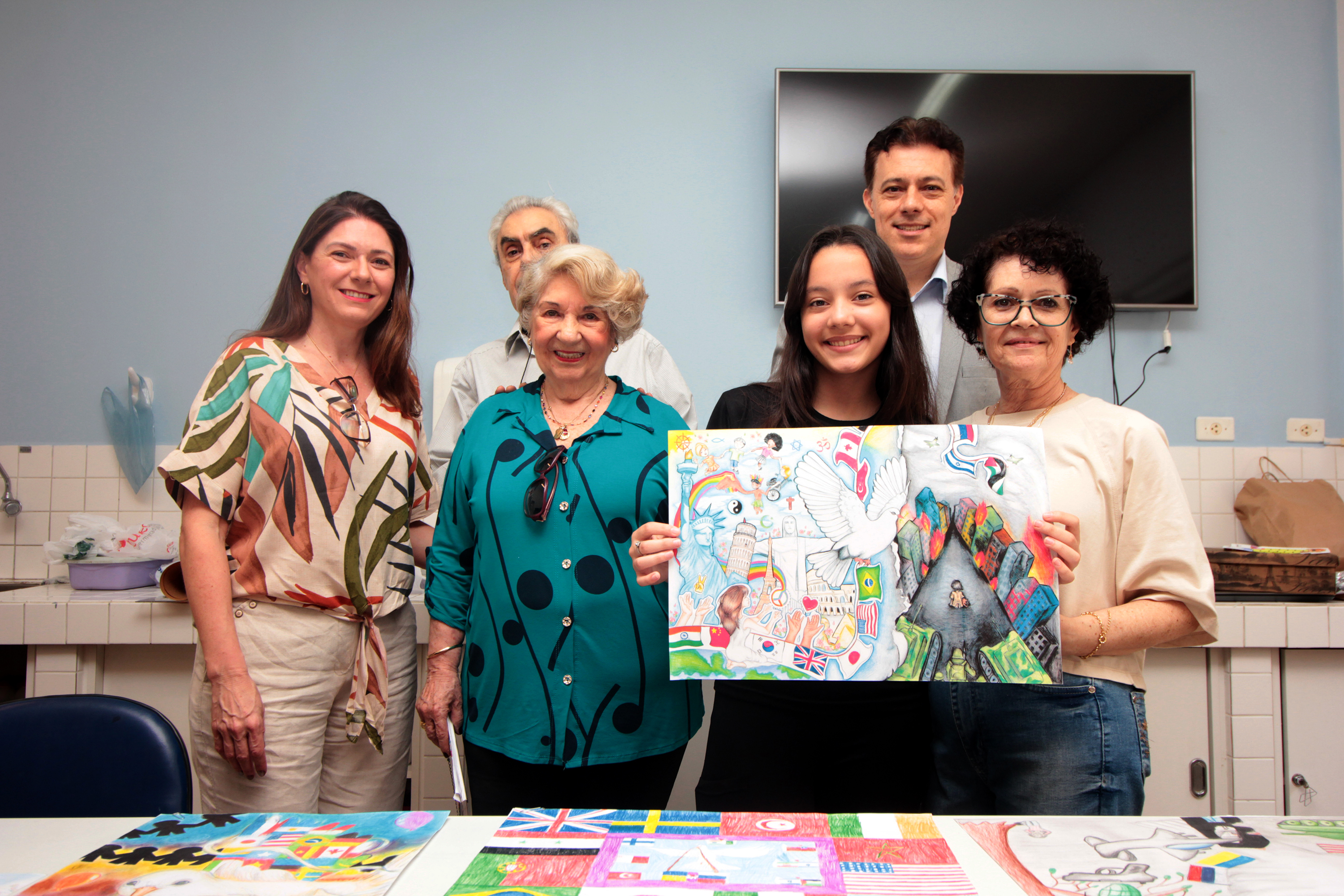 Aluna de desenho do Centro Juvenil de Artes Plásticas é vencedora paranaense de concurso internacional