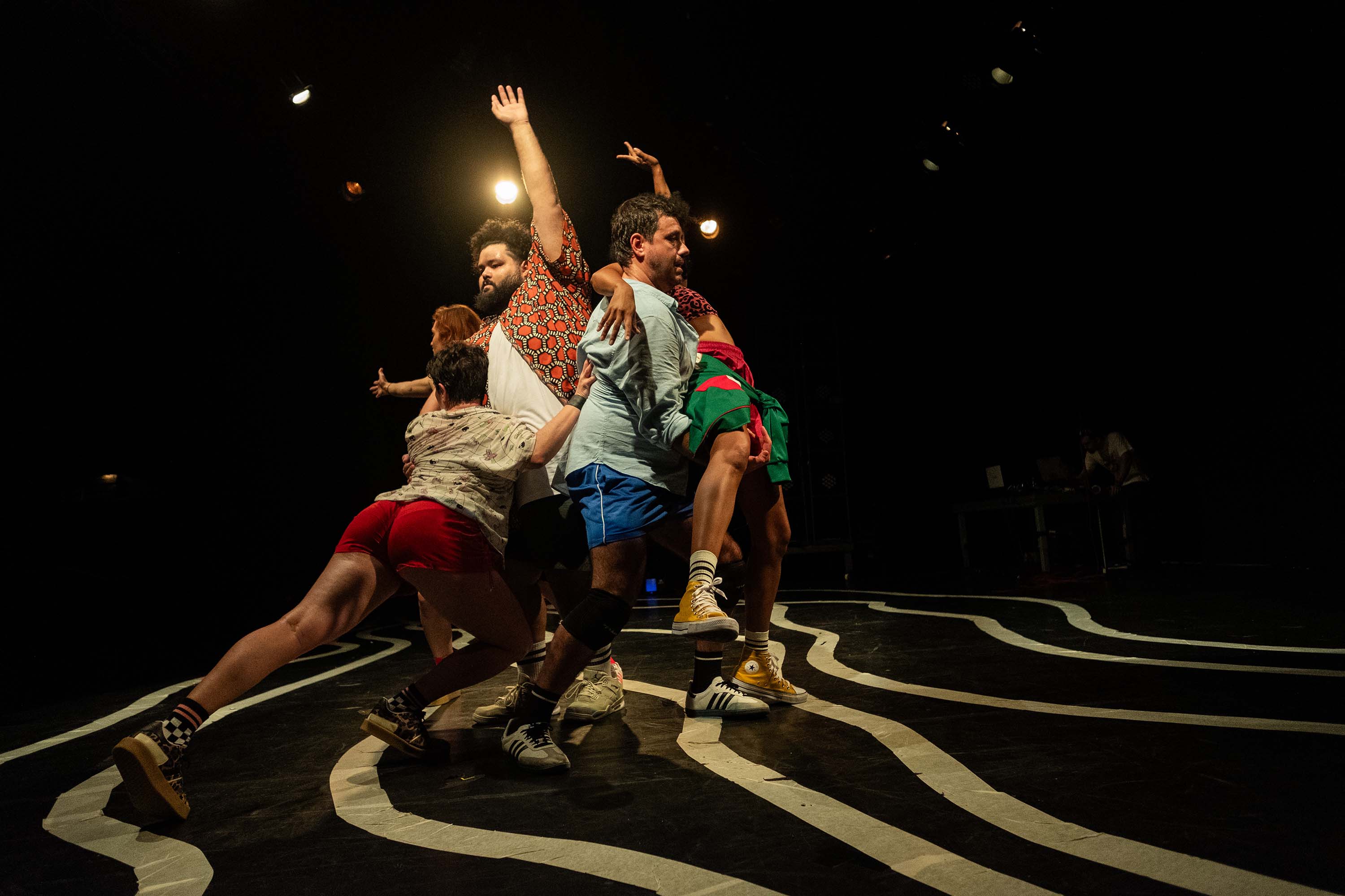 Espetáculo "Deriva" celebra o corpo e a cidade no Teatro José Maria Santos