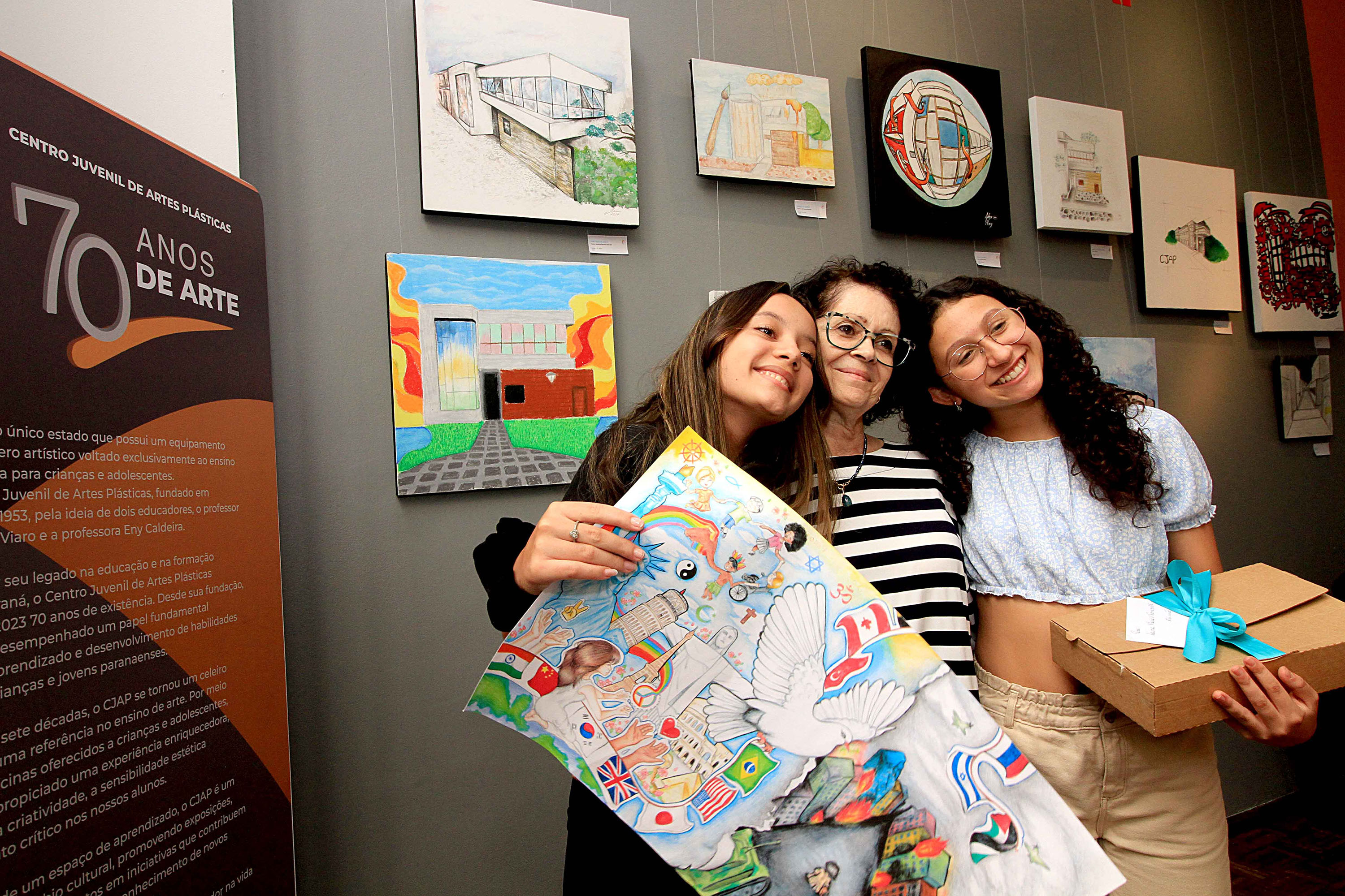 Alunas do Centro Juvenil de Artes Plásticas recebem prêmio de concurso internacional